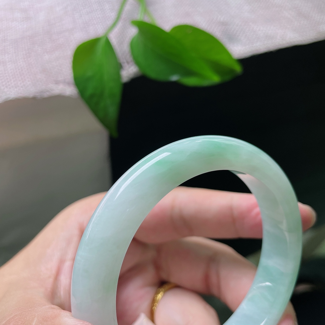 蓝底正圈，皮纹，清浅柔和的翠色缓缓晕染镯身，如春日湖面泛起的淡淡绿意，清爽怡人。ss57954a