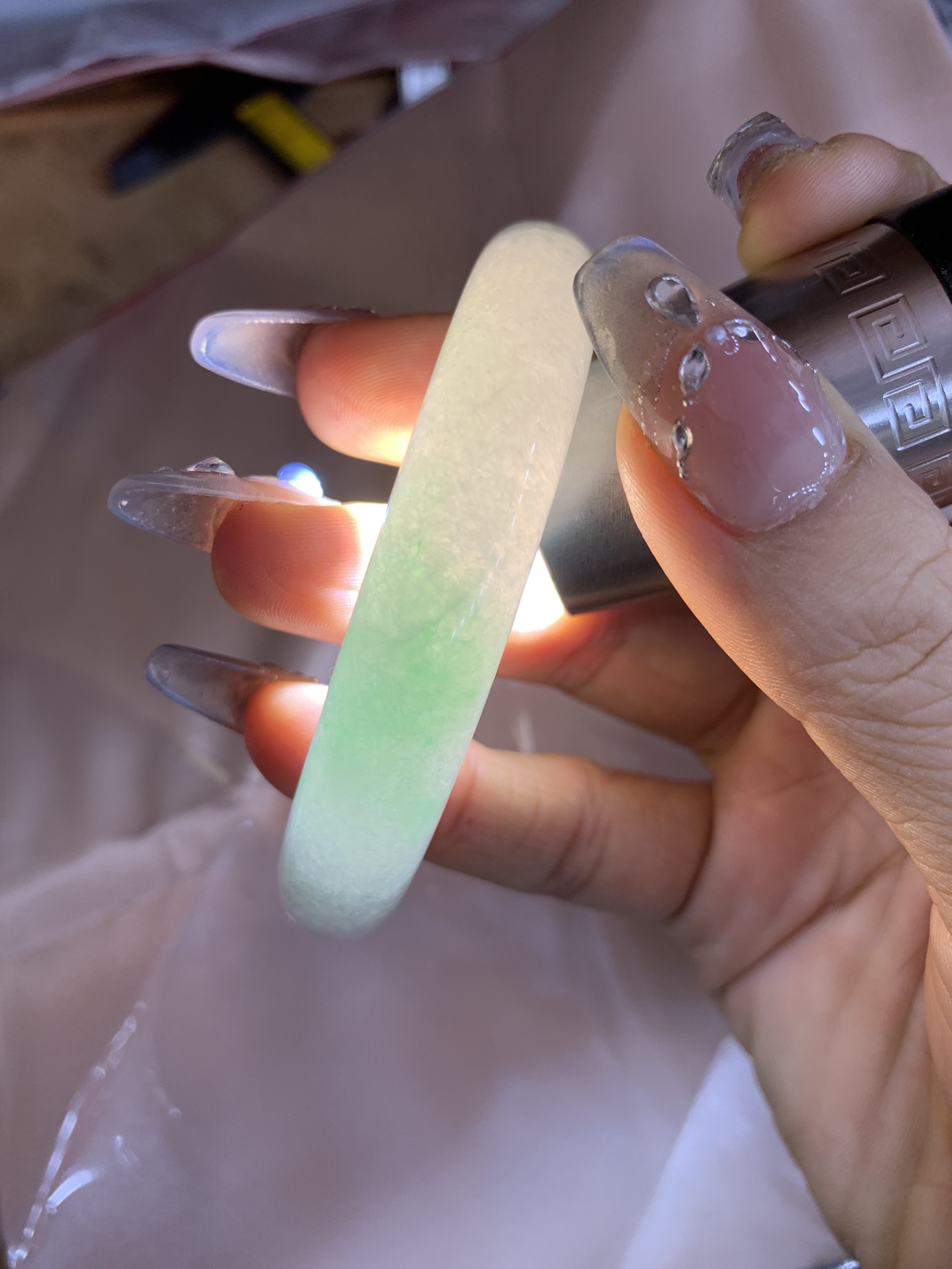 冰飘绿正圈,打灯细纹，玉质冰润细腻，清爽的底子飘几抹甜阳绿花，鲜活而灵动，犹如新冒的嫩芽，艳丽惹人