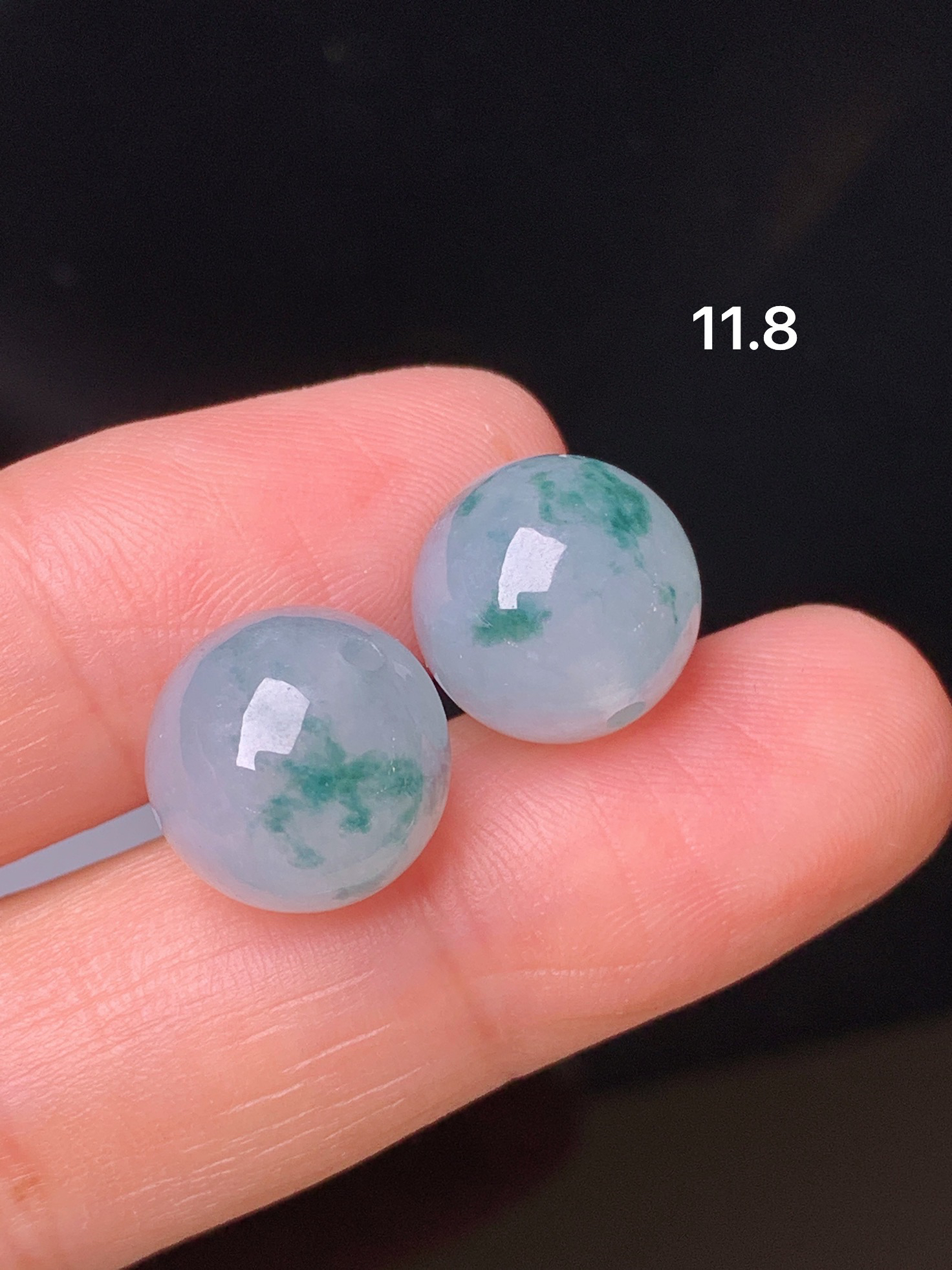 飘绿圆珠一对 玉质细腻 色泽艳丽清新 水润亮眼 整体尺寸11.8 z6