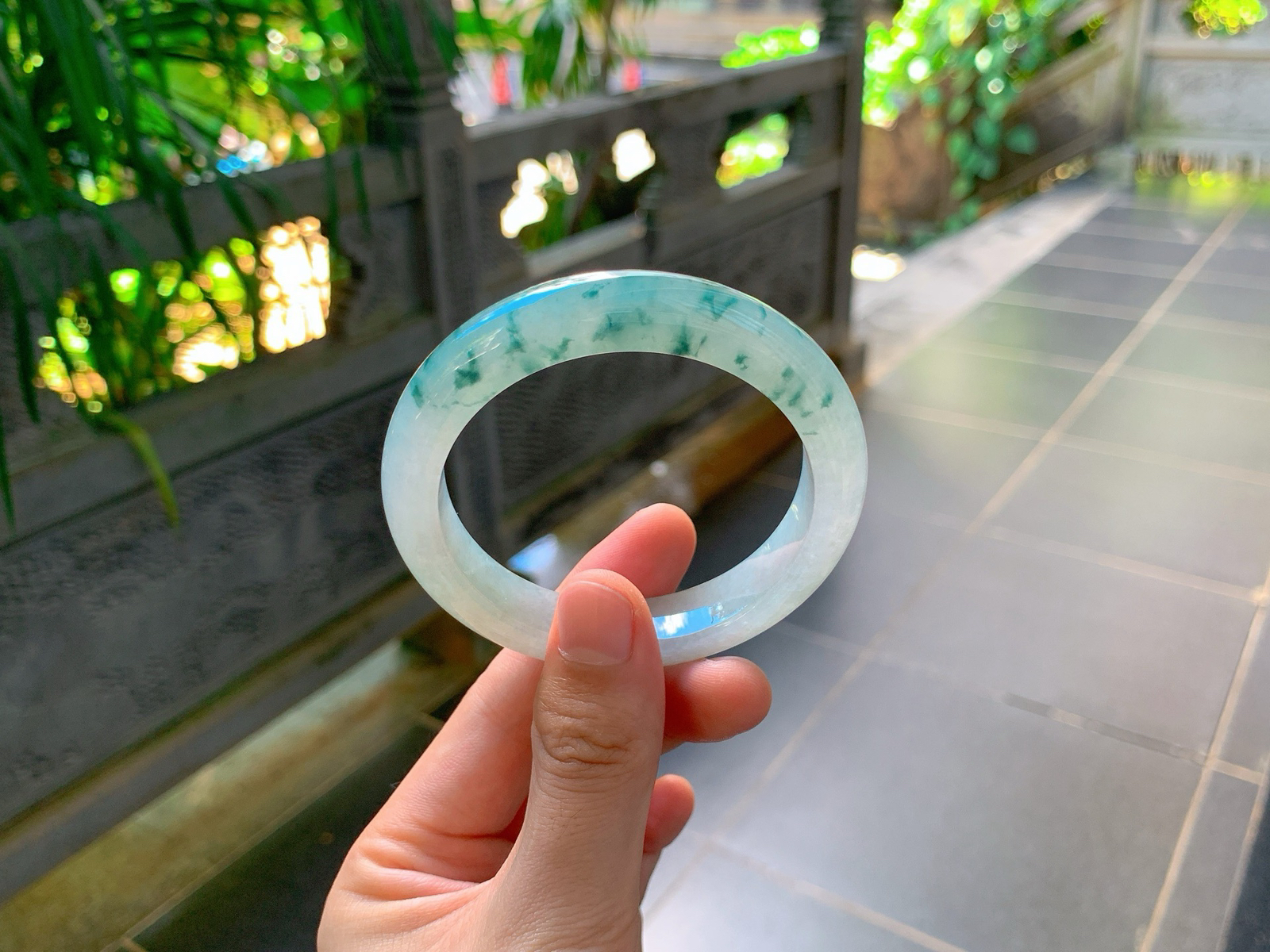 ｜57圈口
飘花平安镯
蓝花肆意晕染，花色灵动舒展，清冷飘逸