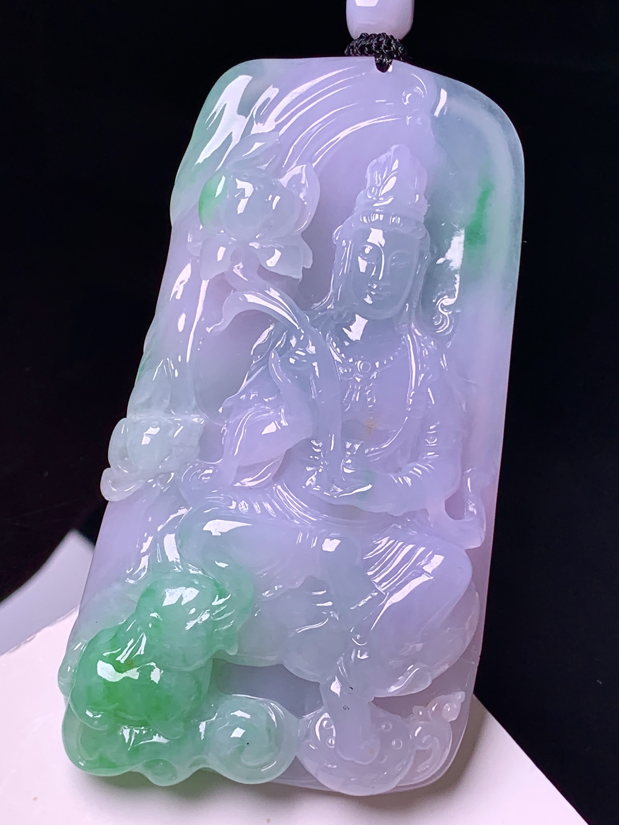飘绿观音菩萨吊坠 玉质细腻 色泽艳丽清新 水润亮眼 整体尺寸77.5*41.2*10.8 w1