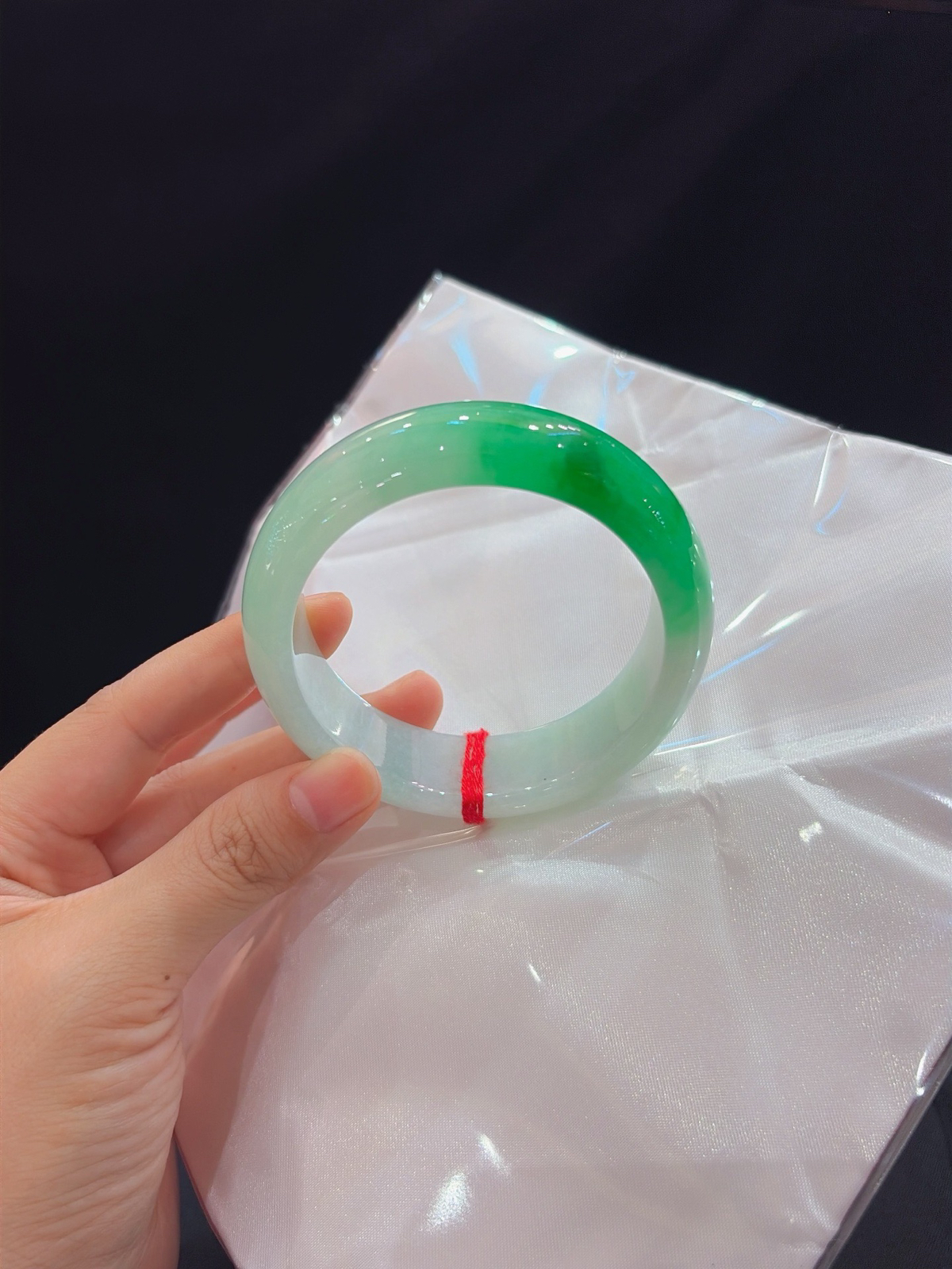 ｜59圈口
【一截正阳绿 · 压箱底狠货】
“半圈素净清润，一抹辣绿腕间流淌，胎型宽厚版型大气，压箱底珍藏款，气场直接拉满”
——难得一遇的典藏美镯
规格【59.4/18.3/9.5】