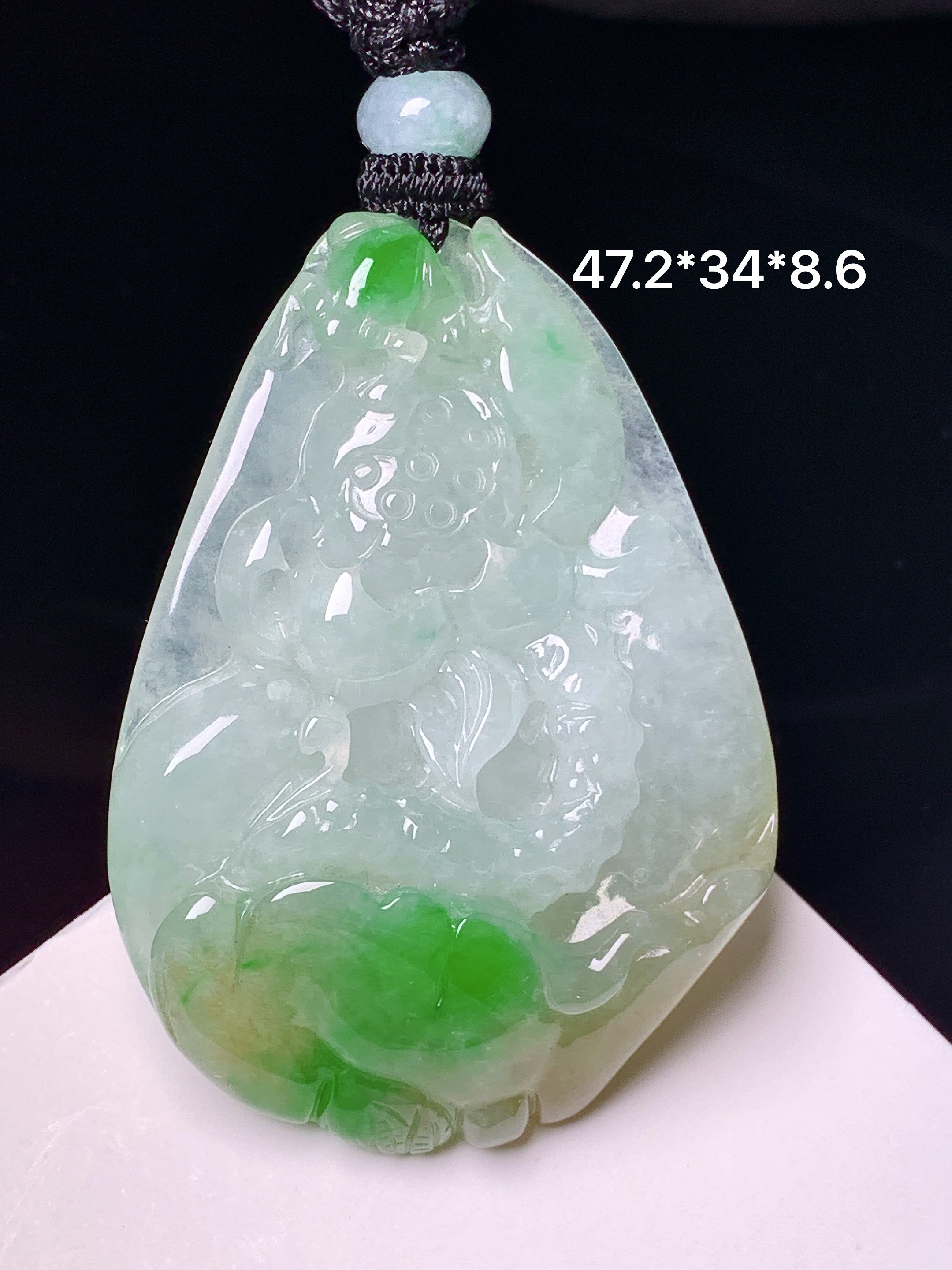飘黄绿翡荷花牌吊坠 玉质细腻 色泽艳丽清新 水润亮眼 整体尺寸47.2*34*8.6 w1
