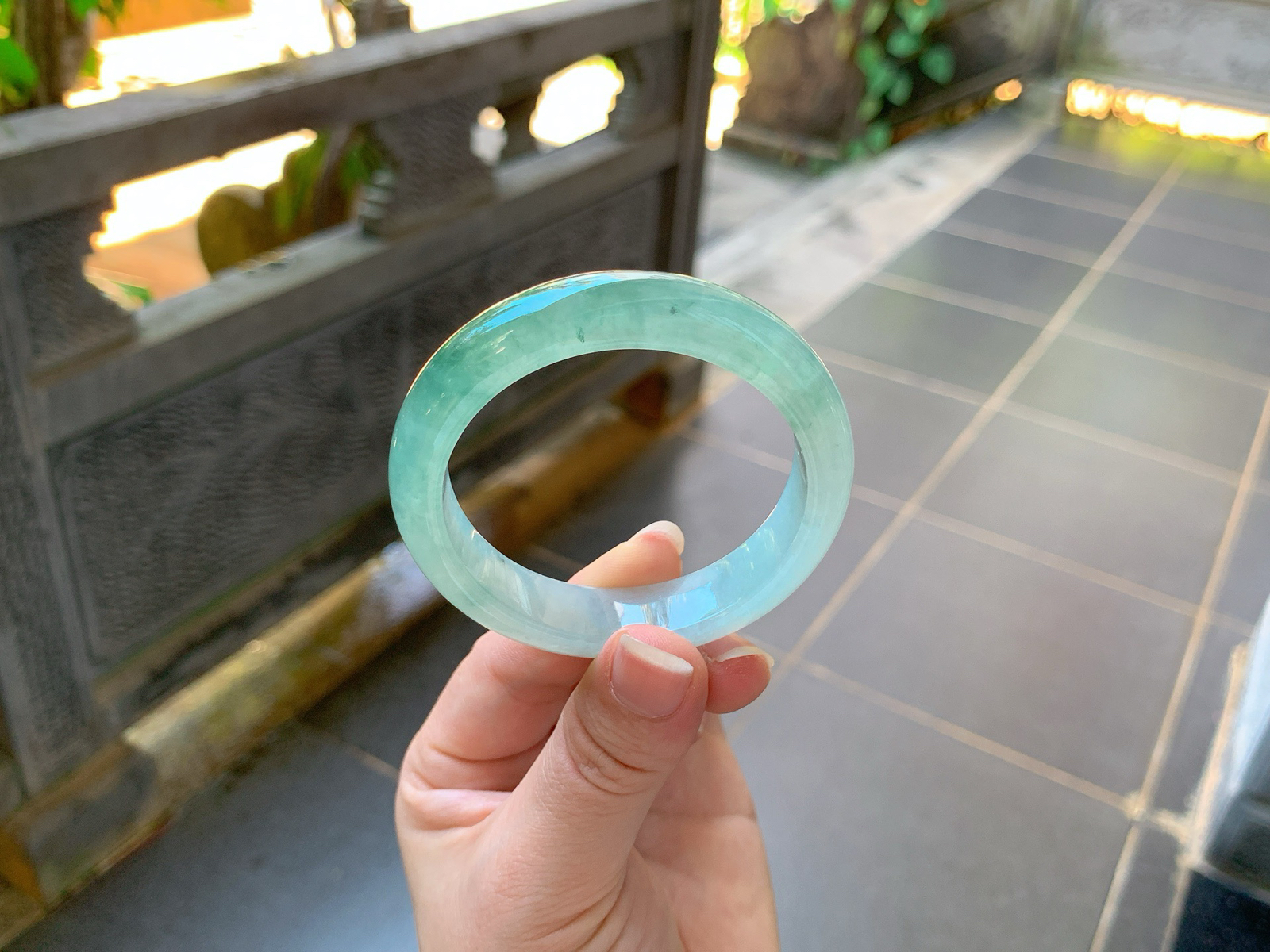 ｜52圈口
冰飘花平安镯
冰透起光，灵动飘花随性散落，底色清润如水，胶感十足，