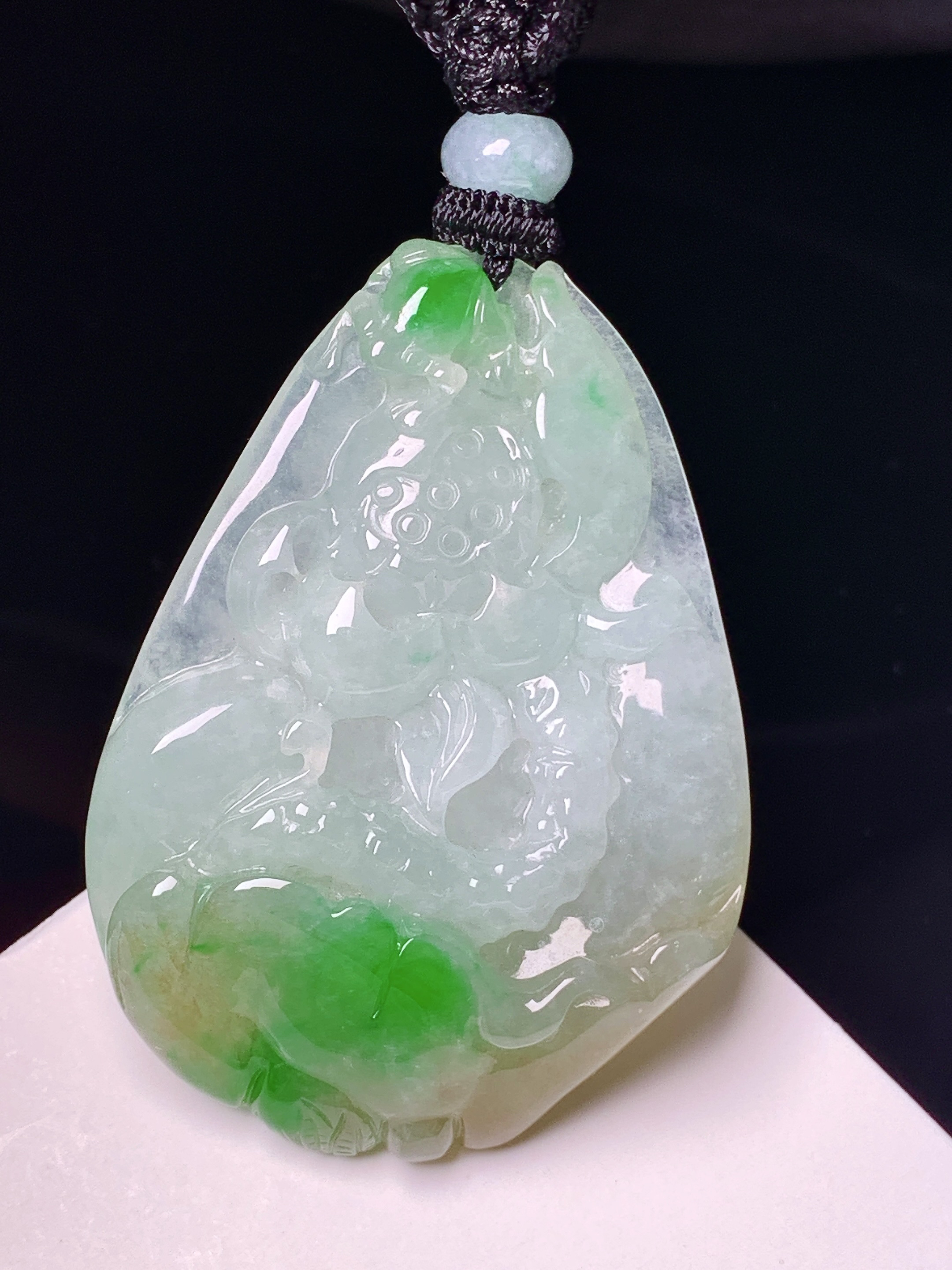 飘黄绿翡荷花牌吊坠 玉质细腻 色泽艳丽清新 水润亮眼 整体尺寸47.2*34*8.6 w1