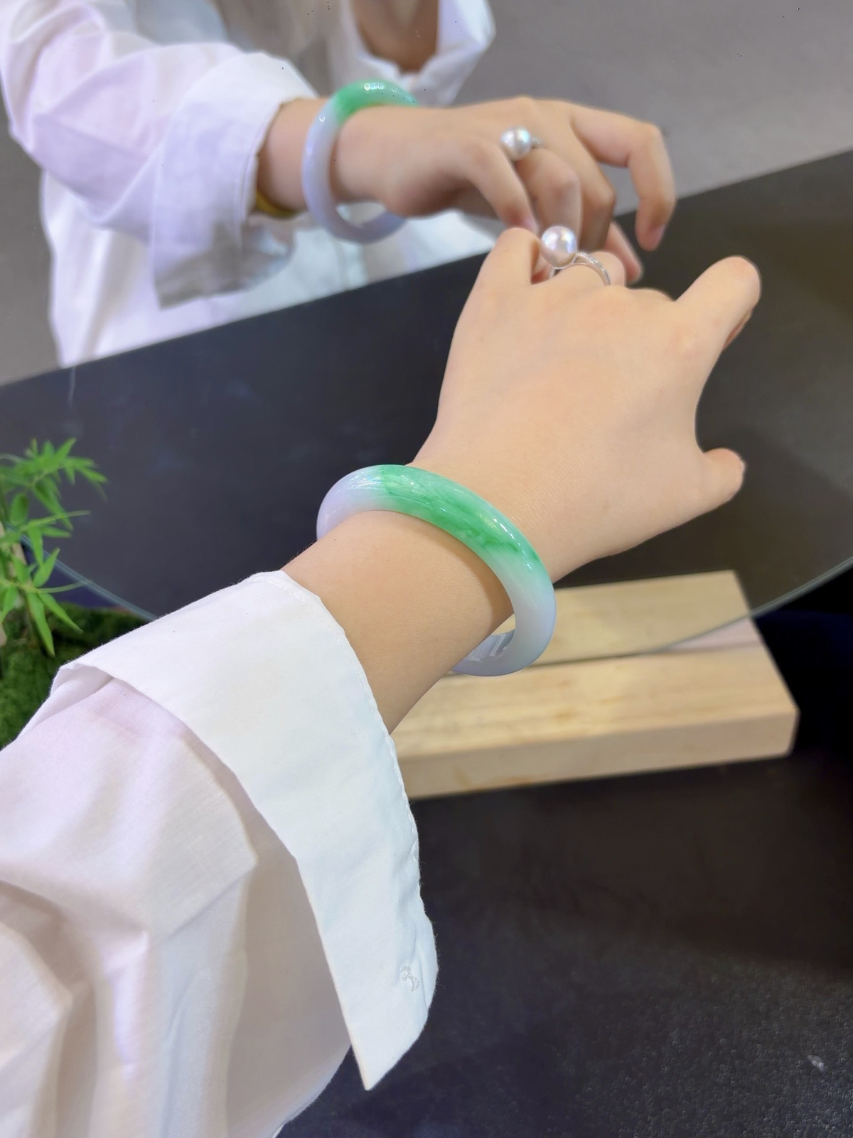 ｜55圈口
【白底青·平安镯】
“素白为底，艳翠栖镯，清润底色衬一抹鲜活阳绿，干净利落，腕间自带大方气场”
——清爽显贵，经典耐看
规格【55.4/12.2/9.2】