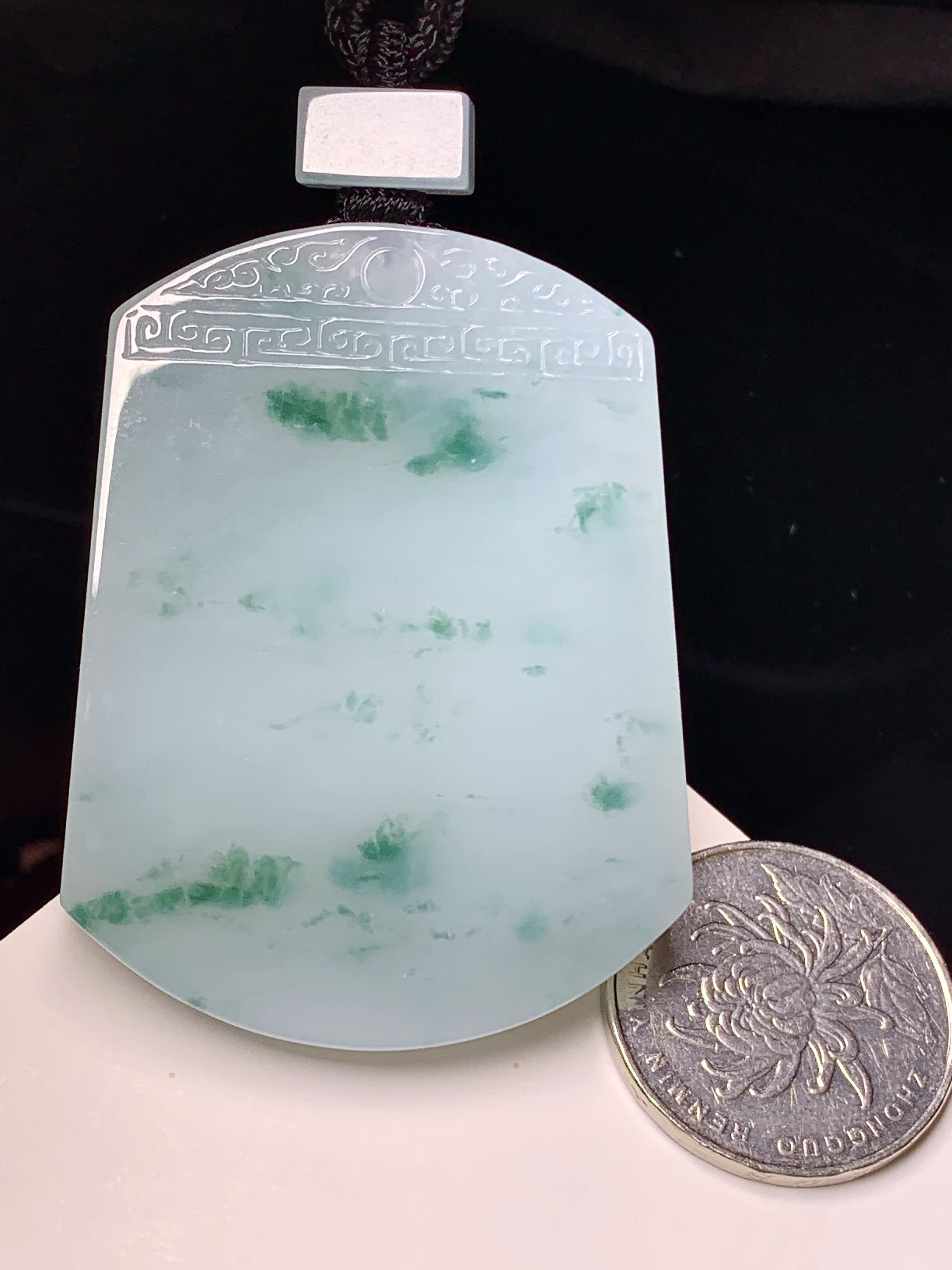 飘绿无事牌吊坠 玉质细腻 色泽艳丽清新 水润亮眼 整体尺寸54.8*41.6*6.2 f1