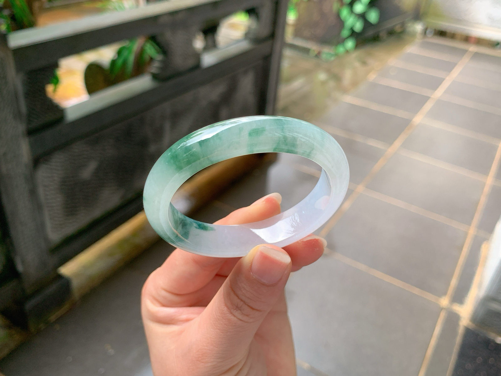 ｜52圈口
飘花贵妃镯
浓艳绿花恣意晕染，翠染云烟，灵气十足