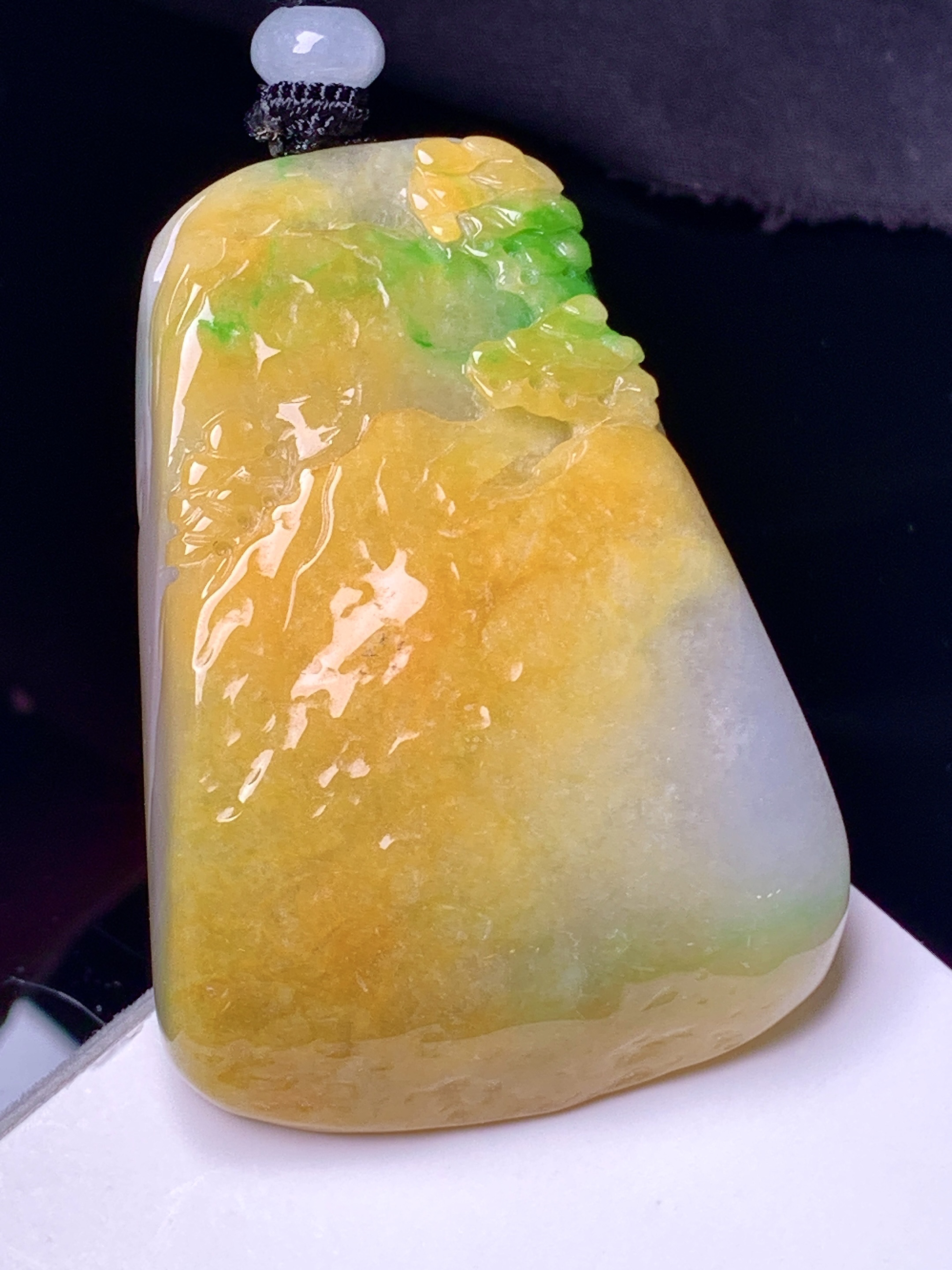黄翡悟道山水牌子吊坠 玉质细腻 色泽艳丽清新 水润亮眼 整体尺寸51*36.3*11.2 w1