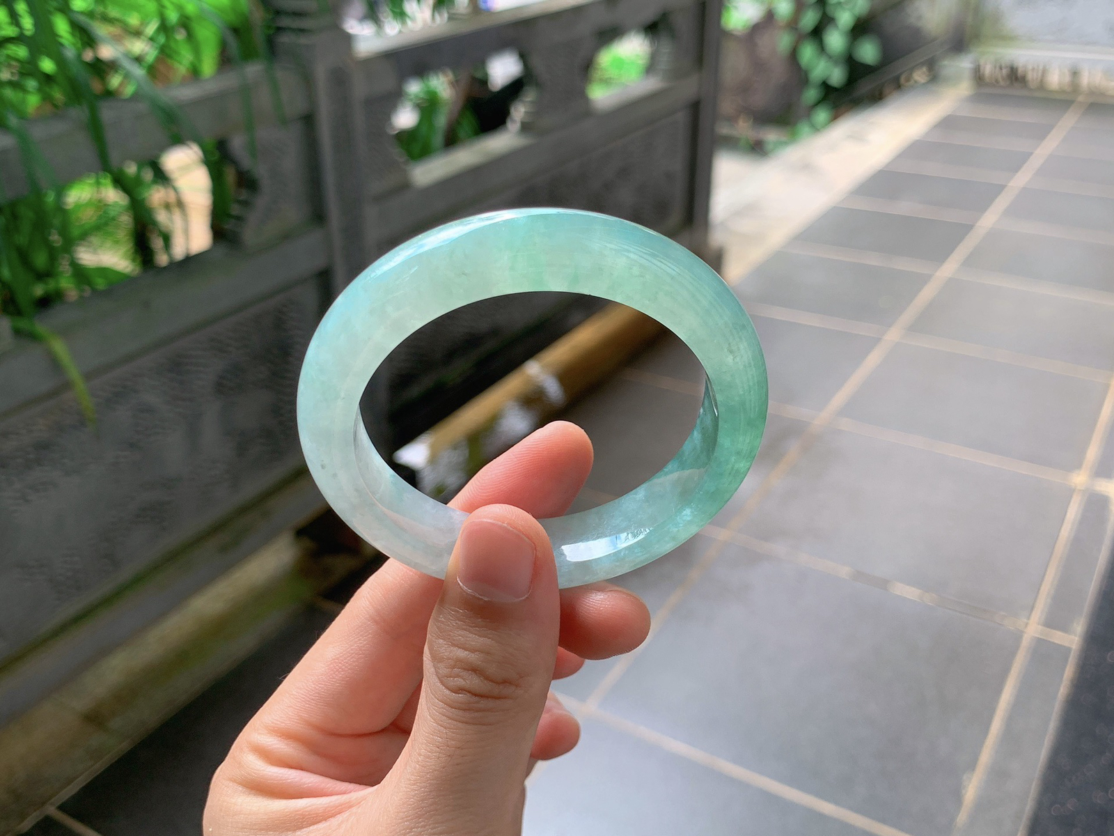 ｜55圈口
晴绿半山半水平安镯
通圈清润晴绿色，玉质通透水灵，清冷显白