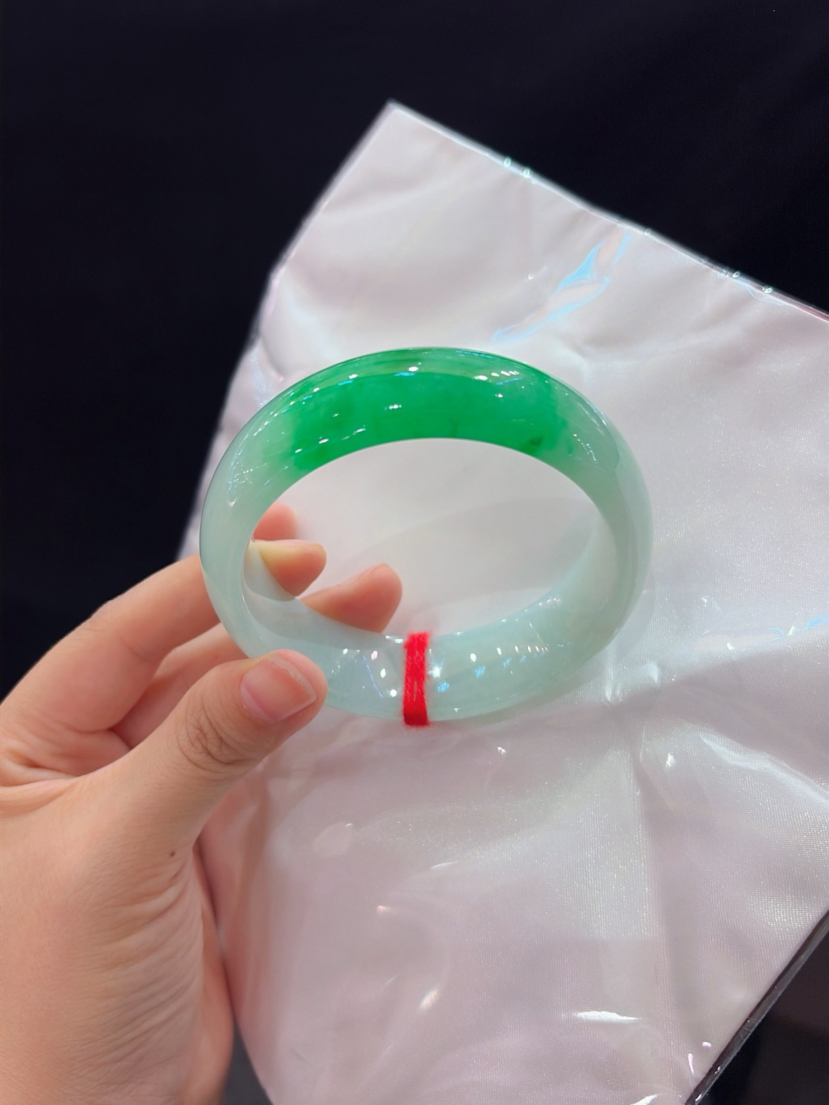 ｜62圈口
【一截辣阳绿 · 压箱底藏品】
“一抹正阳凝于腕间，种水温润厚实，宽版胎型气场全开，难