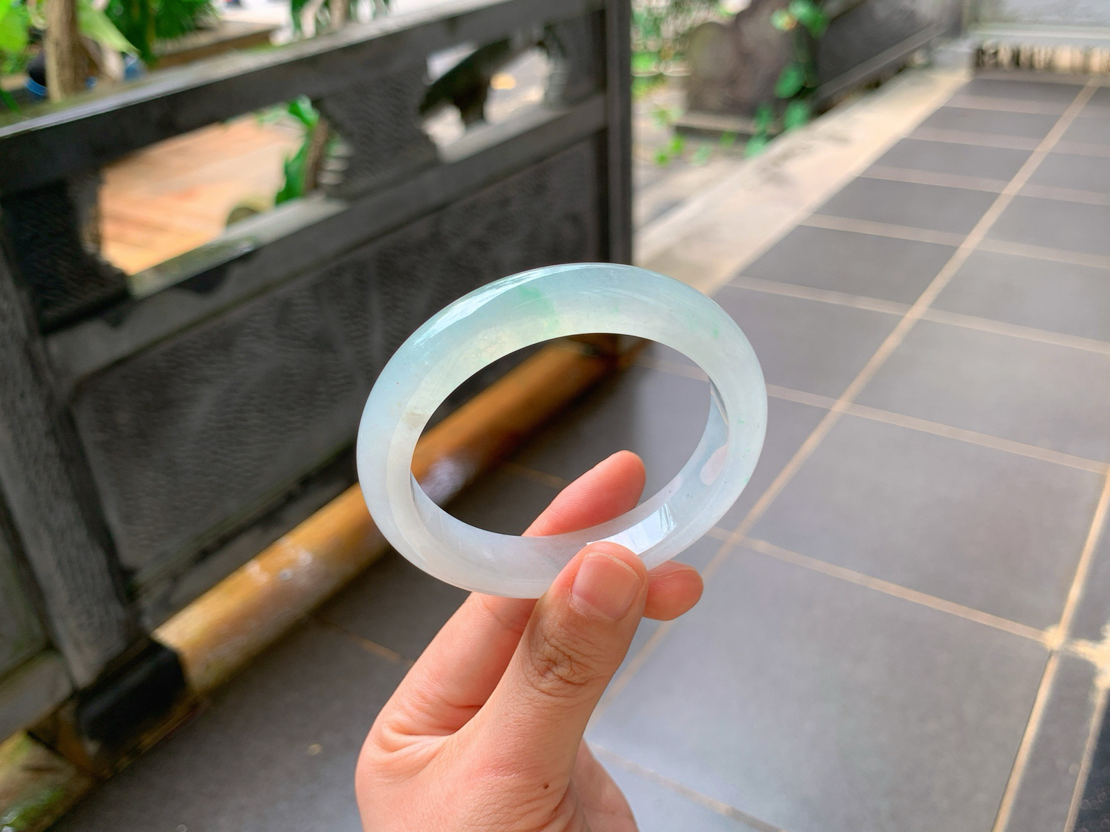 🪻｜56圈口
冰底飘绿丝翡翠手镯
种水通透起胶，底子干净清爽
丝丝绿韵灵动点缀，清雅耐看不挑肤色大气