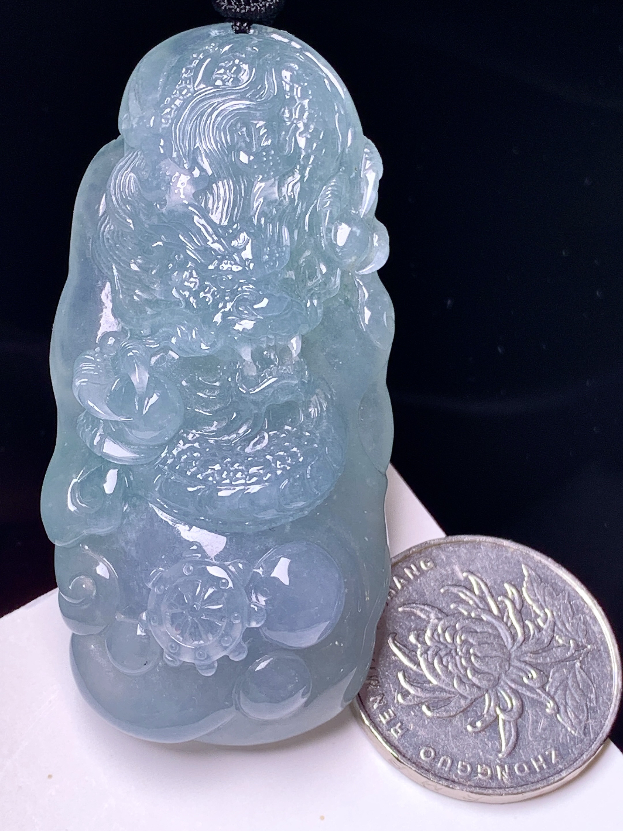 淡蓝冰龙吊坠 玉质细腻 色泽艳丽清新 水润亮眼 整体尺寸62.3*30.2*16.5 f1