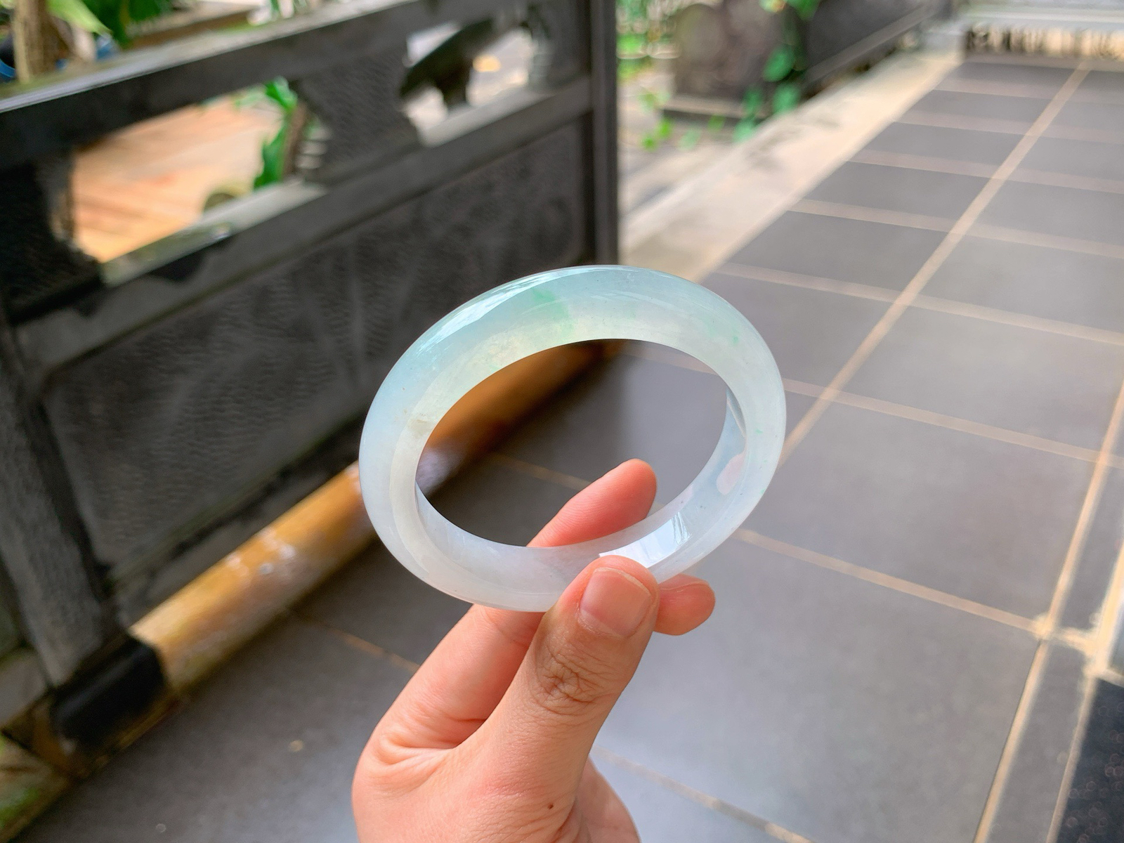 🪻｜56圈口
冰底飘绿丝翡翠手镯
种水通透起胶，底子干净清爽
丝丝绿韵灵动点缀，清雅耐看不挑肤色大气