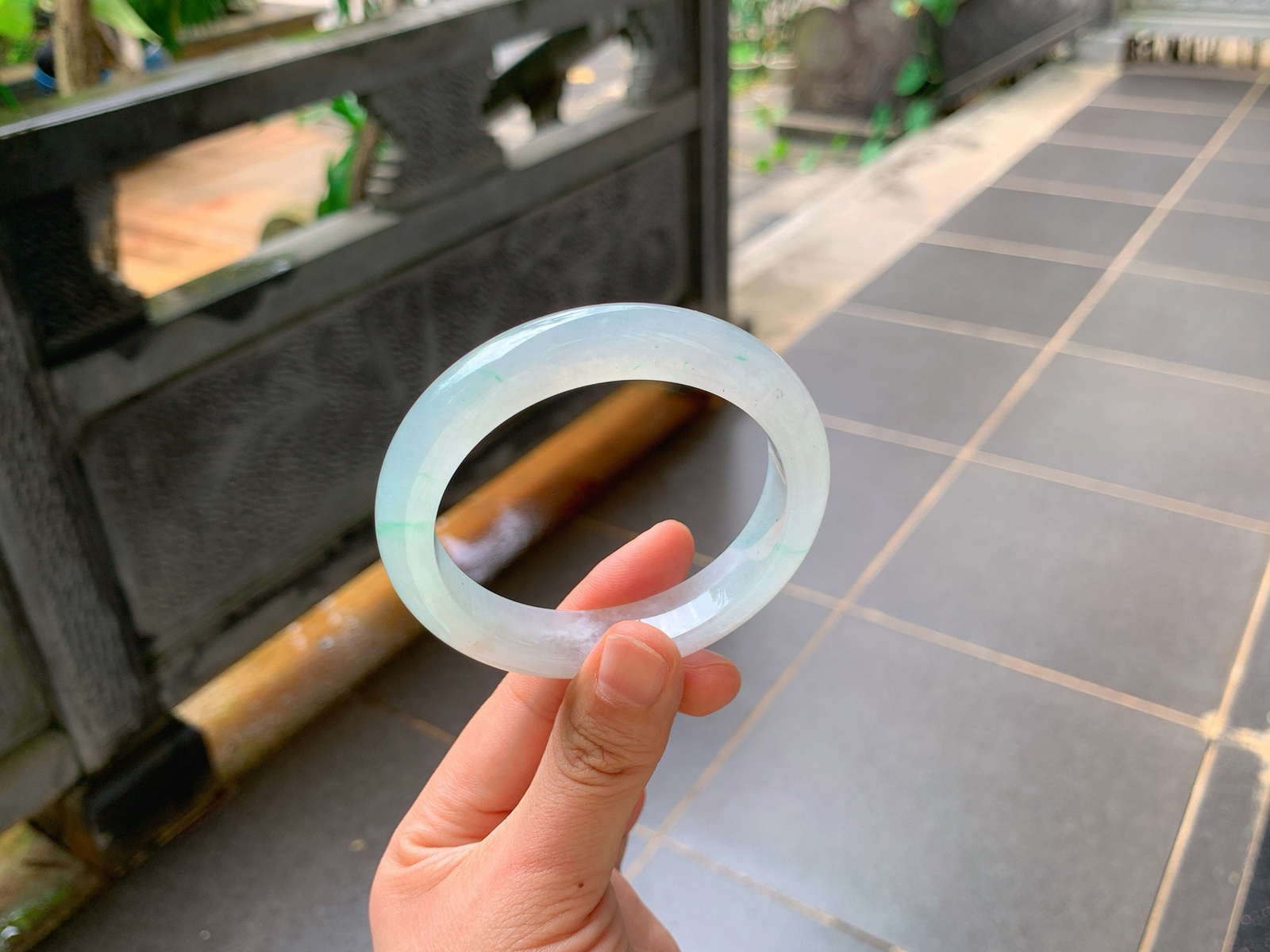 🪻｜56圈口
冰底飘绿丝翡翠手镯
种水通透起胶，底子干净清爽
丝丝绿韵灵动点缀，清雅耐看不挑肤色大
