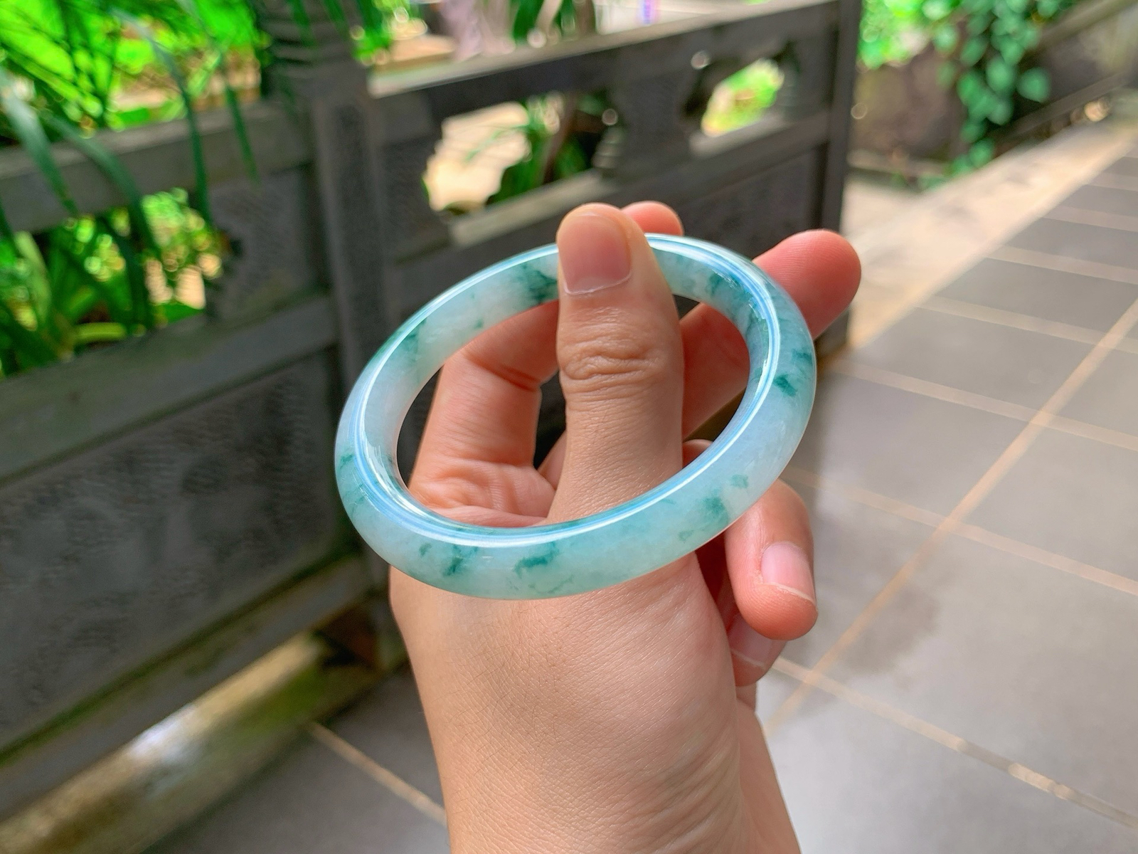 ｜57圈口
条粗：9.6
飘蓝花福镯
蓝花肆意晕染散开，灵动写意，飘逸仙气