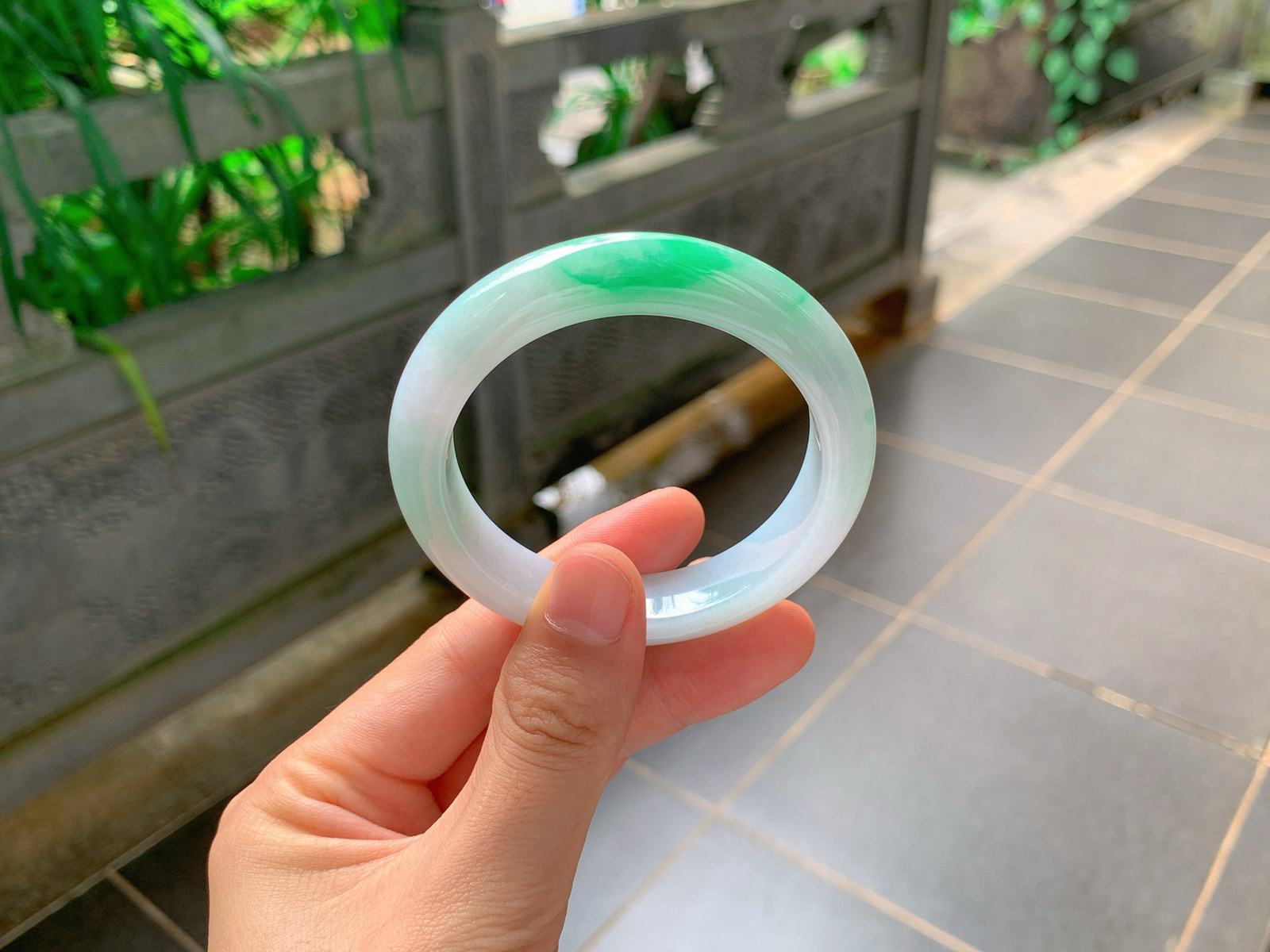 ｜55圈口
白底青平安镯
干净柔和的白底，一抹阳绿清新鲜亮，色泽舒服不艳