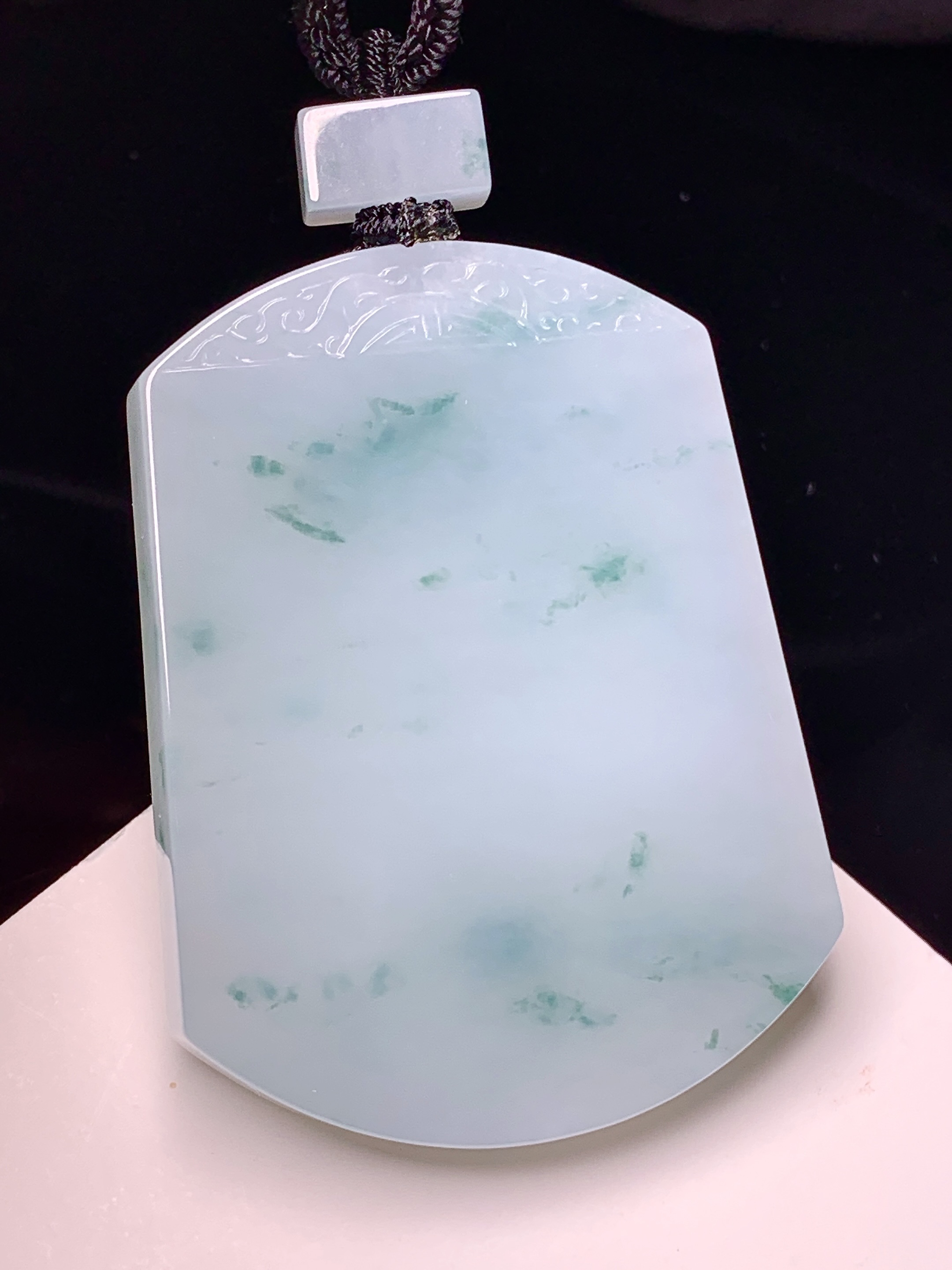 飘绿无事牌吊坠 玉质细腻 色泽艳丽清新 水润亮眼 整体尺寸54.8*41.6*6.2 f1