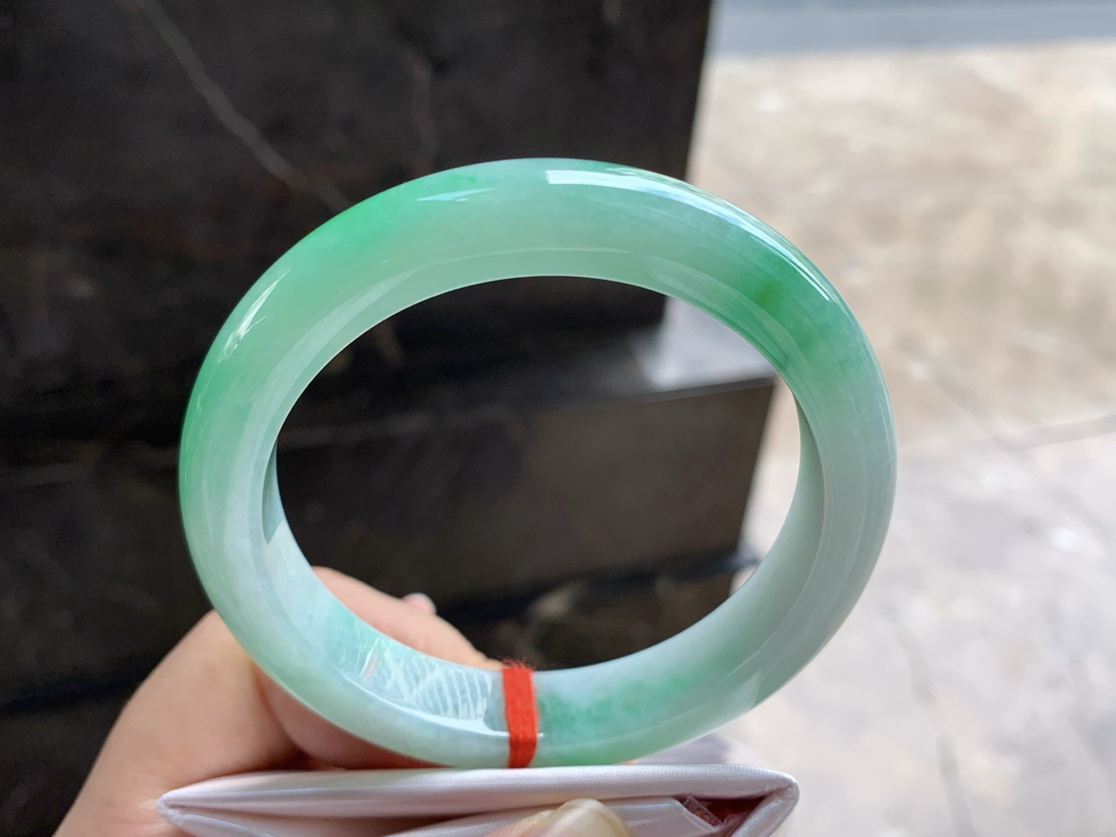 59-12.6-9.2
带色手镯^_^玉质温润