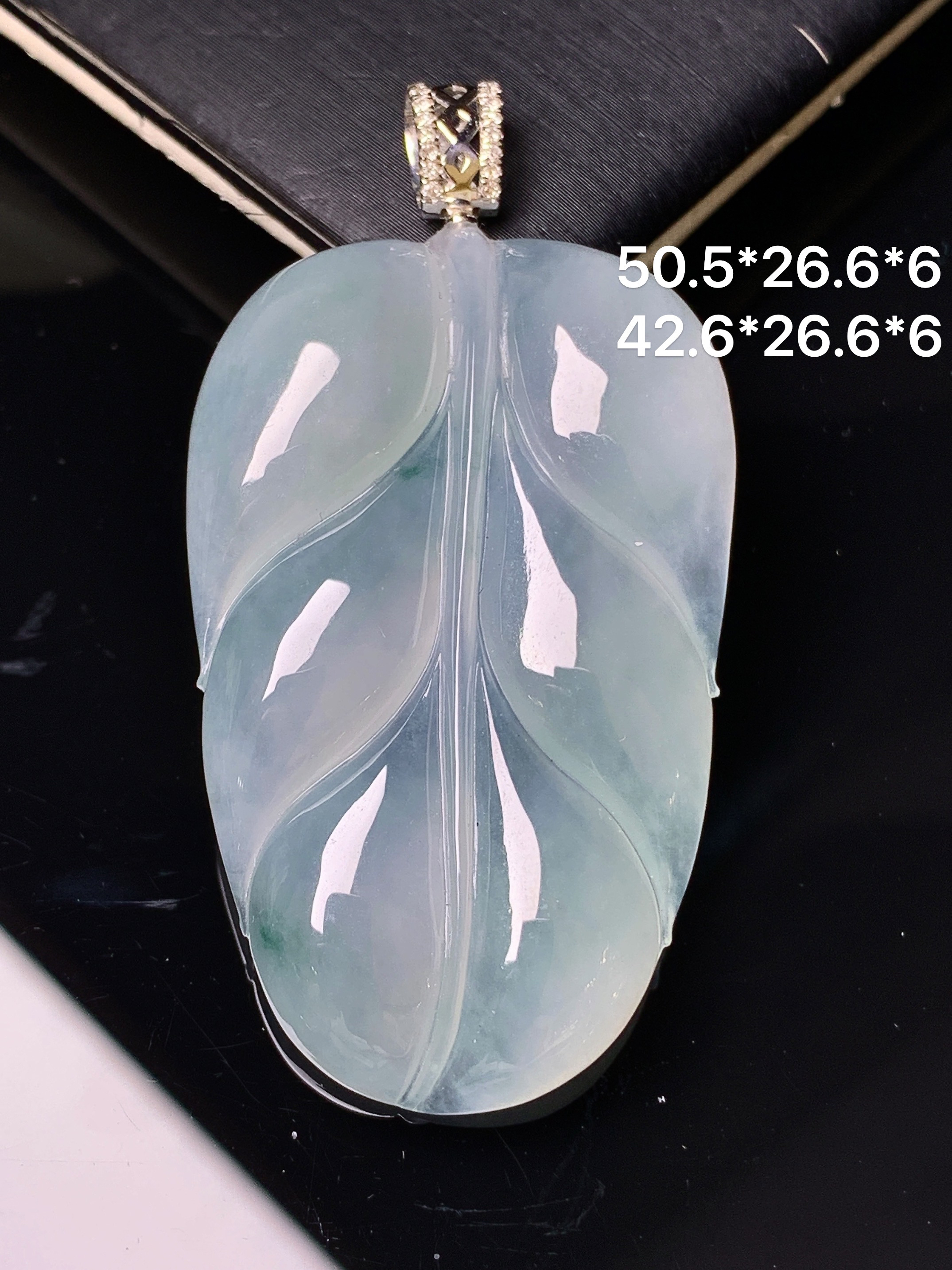18k金镶嵌冰种树叶吊坠 玉质细腻 色泽艳丽清新 水润亮眼 整体尺寸50.5*26.6*6 c1