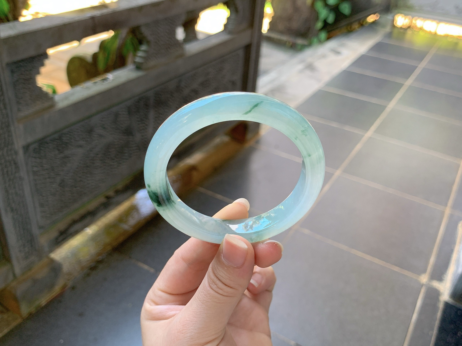 ｜59圈口
冰飘绿花平安镯
冰透起胶，底色清透如水，浓艳飘花随性流淌，灵气十足