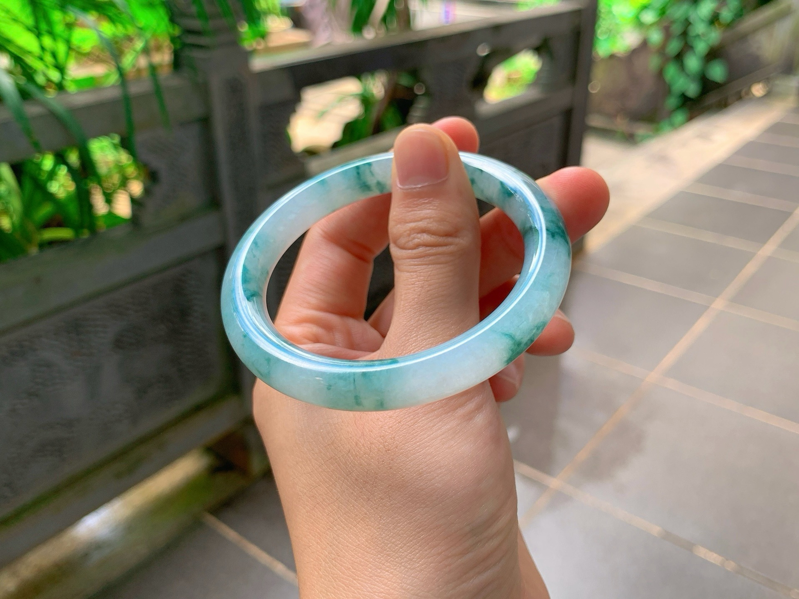 ｜57圈口
条粗：9.6
飘蓝花福镯
蓝花肆意晕染散开，灵动写意，飘逸仙气
