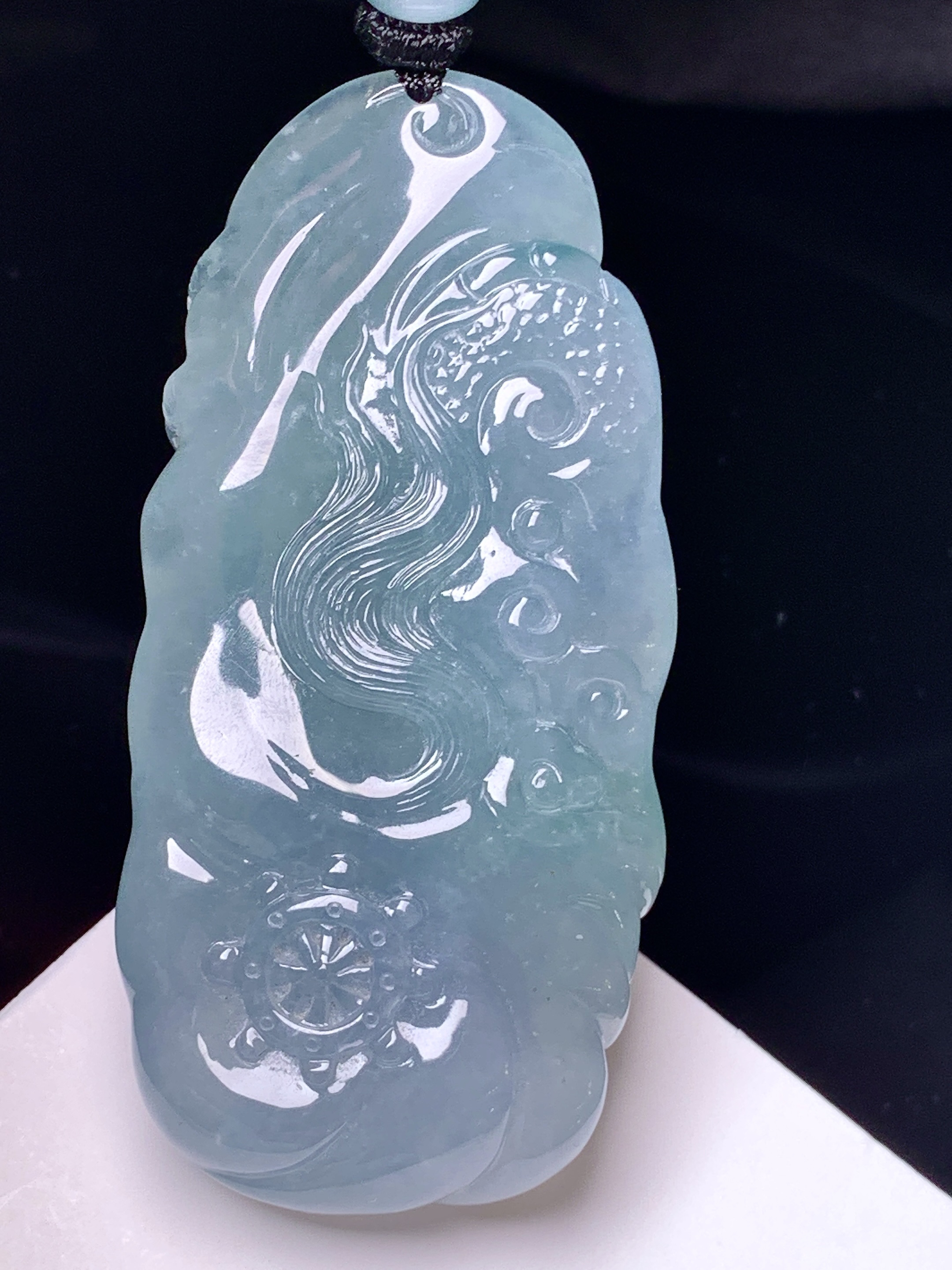 淡蓝冰龙吊坠 玉质细腻 色泽艳丽清新 水润亮眼 整体尺寸62.3*30.2*16.5 f1