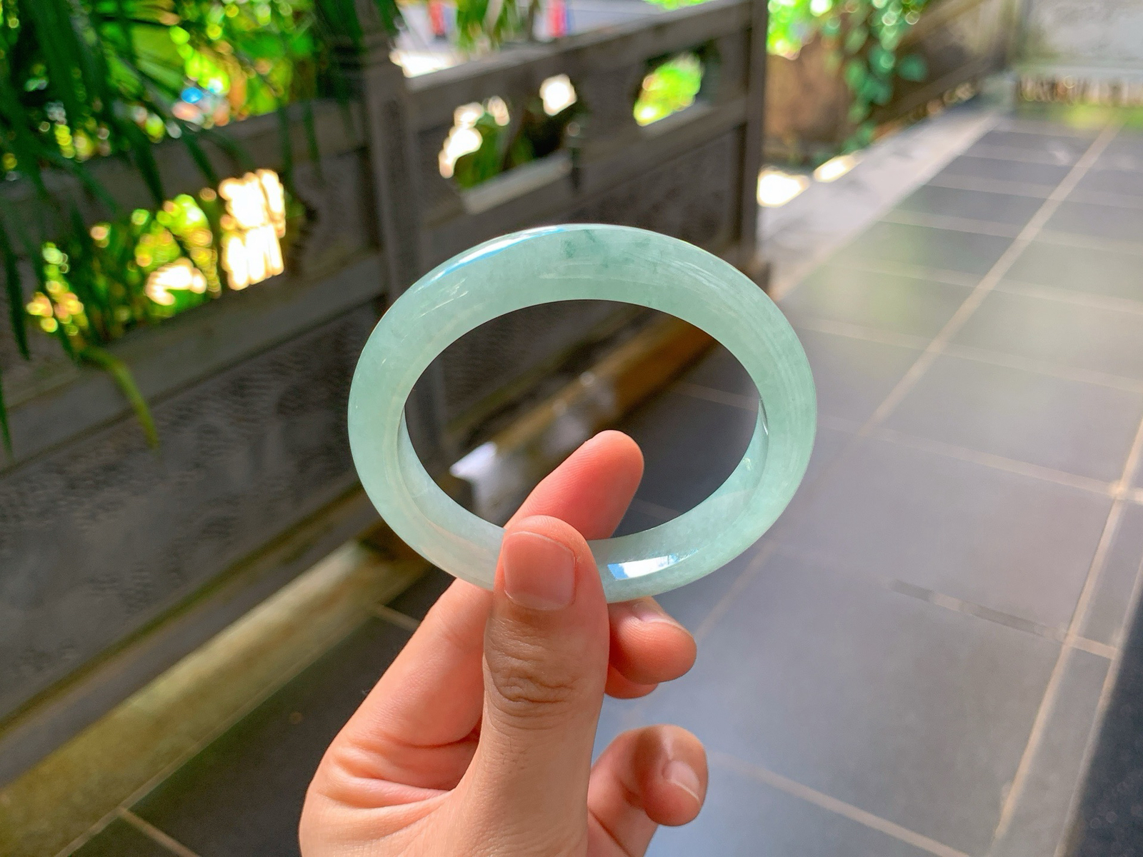 ｜57圈口
晴底飘花平安镯
整体清浅湖绿色，色调柔和均匀，翠色柔和，仙气十足