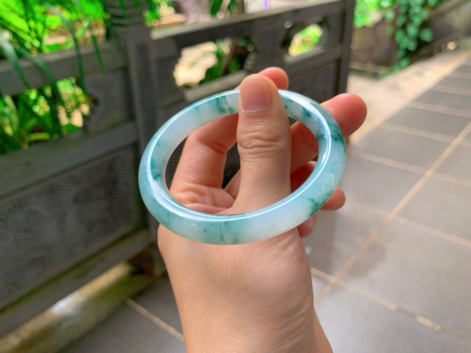｜57圈口
条粗：9.6
飘蓝花福镯
蓝花肆意晕染散开，灵动写意，飘逸仙气