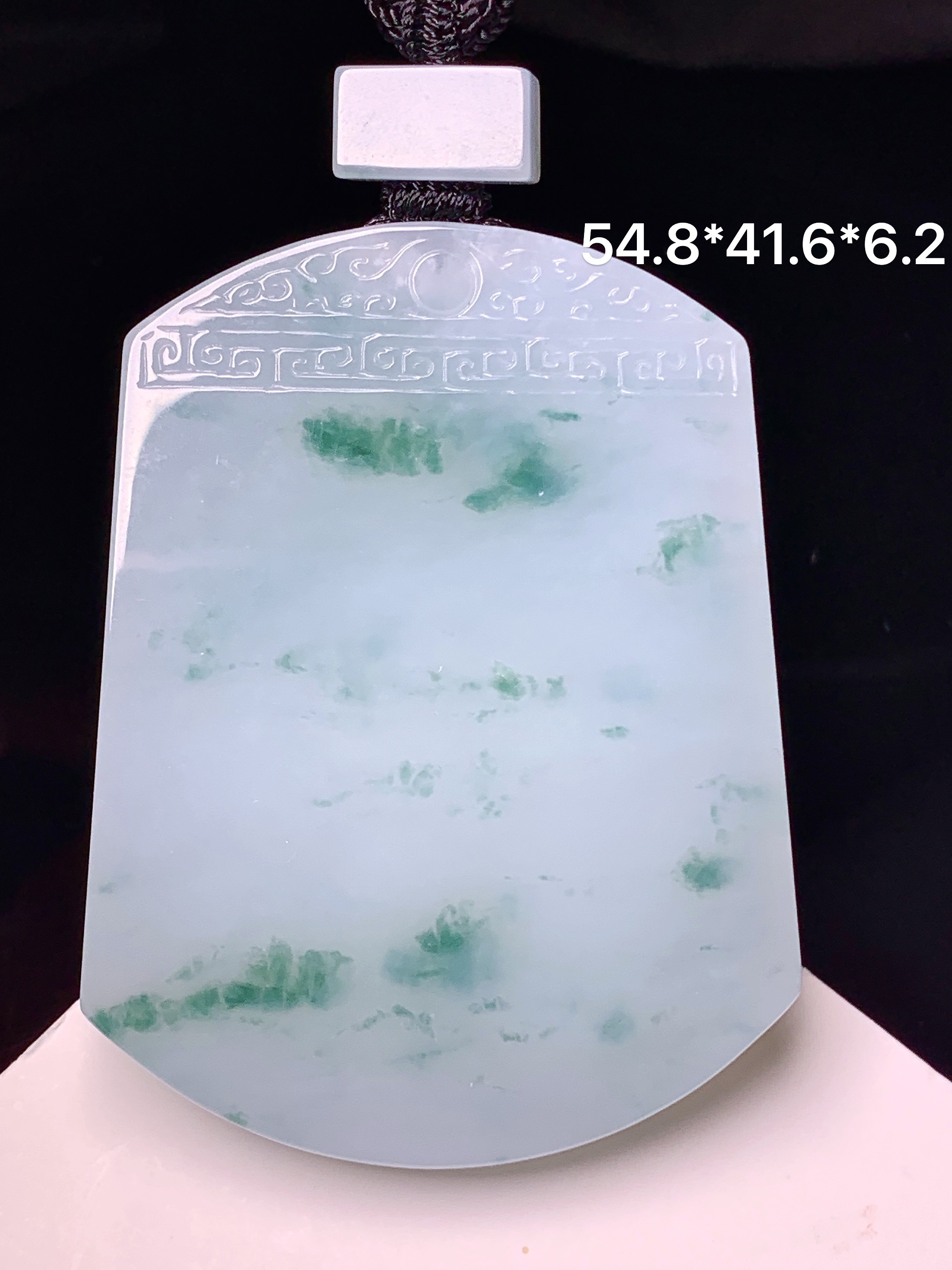 飘绿无事牌吊坠 玉质细腻 色泽艳丽清新 水润亮眼 整体尺寸54.8*41.6*6.2 f1