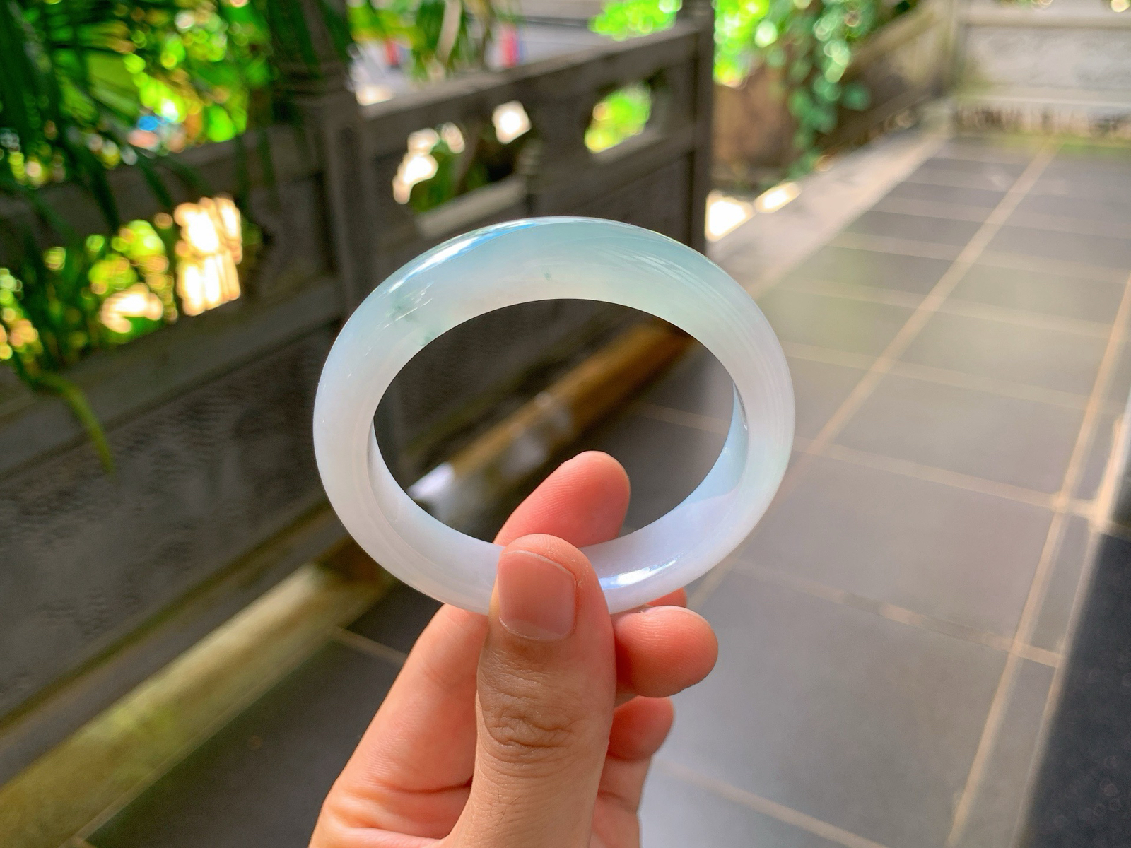 ｜53圈口
半山半水飘花平安镯
清润透亮，零星翠色若隐若现，上手干净清爽，仙气十足