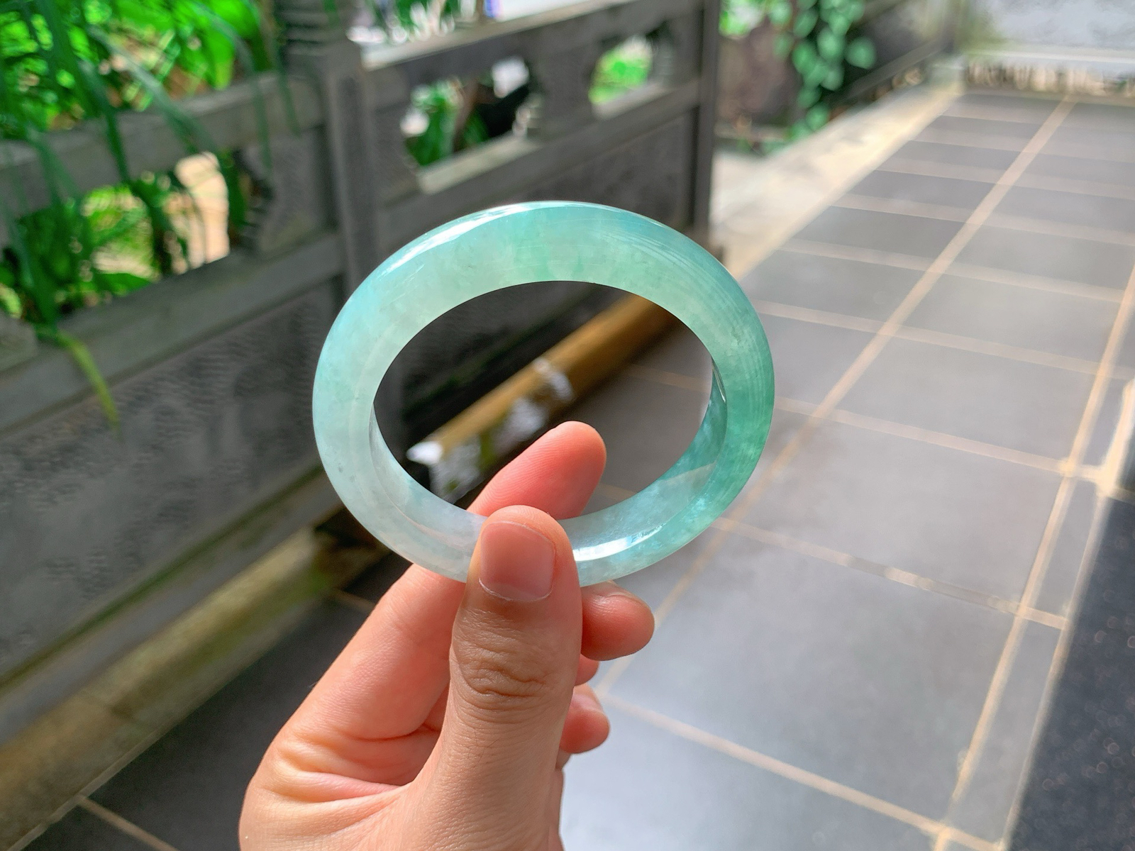 ｜55圈口
晴绿半山半水平安镯
通圈清润晴绿色，玉质通透水灵，清冷显白
