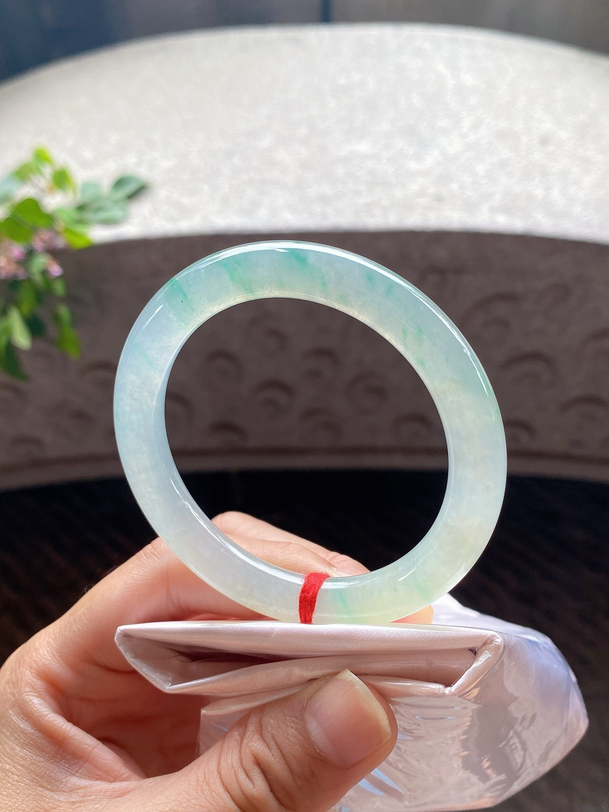 圈口54.6-8.8-9.4     【冰黄飘绿花圆条手镯】圈口54   55可戴  质地细腻 