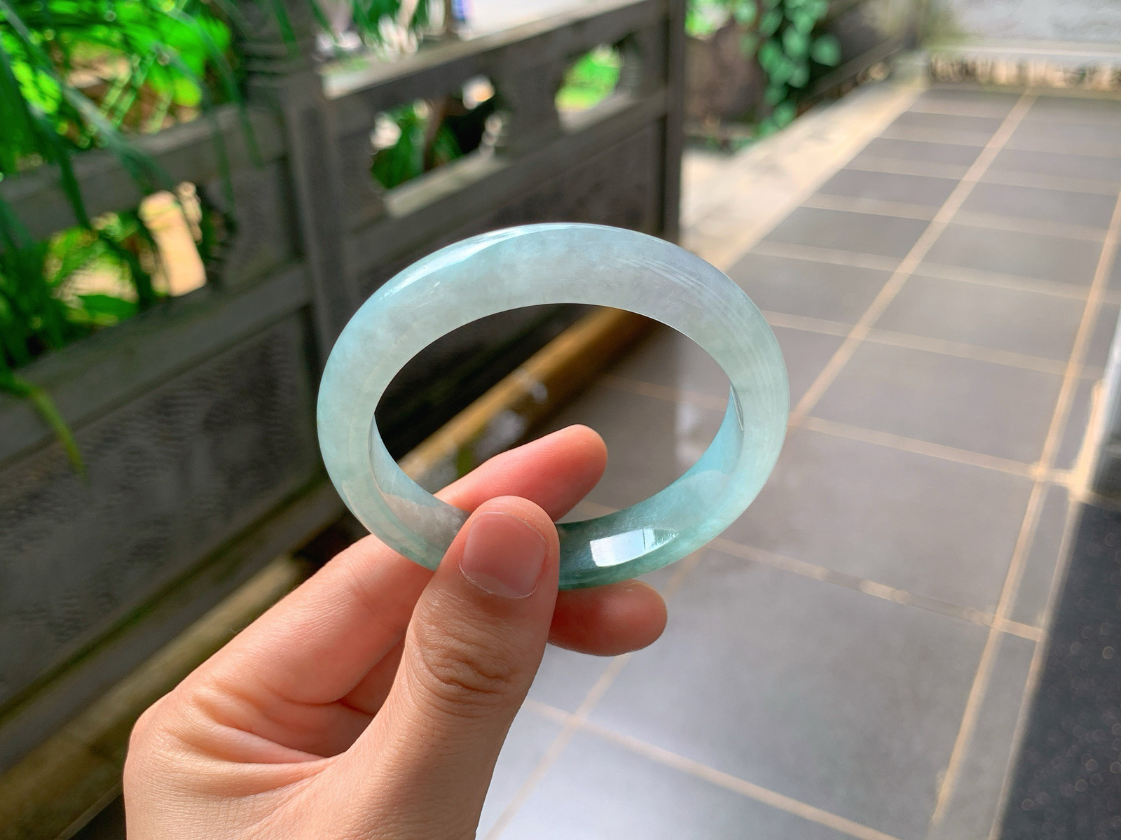 ｜55圈口
半山半水飘花平安镯
浓绿飘花随性流淌，意境唯美，翠影浮生