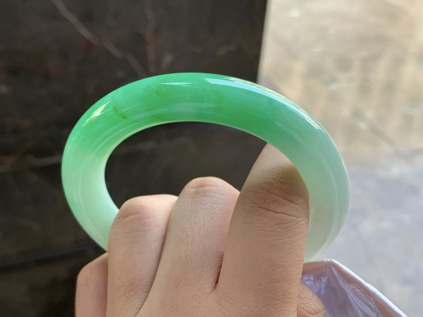 56.7-11.5
阳绿色圆条手镯^_^色阳细腻