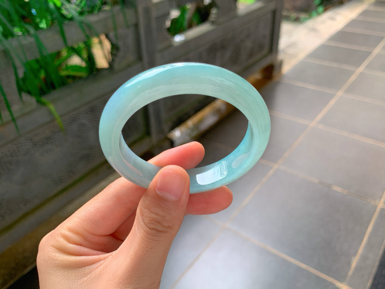 ｜55圈口
蓝紫平安镯
细腻温润的底子，整圈均匀柔和的天空蓝色，色泽清透干净