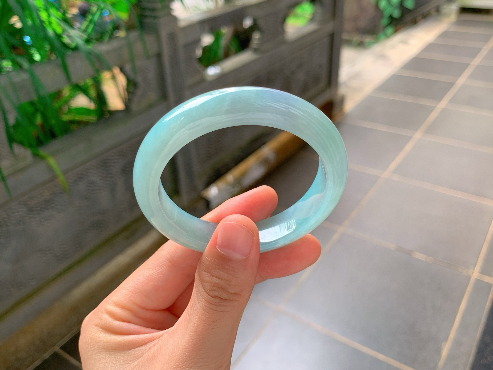 ｜55圈口
蓝紫平安镯
细腻温润的底子，整圈均匀柔和的天空蓝色，色泽清透干净