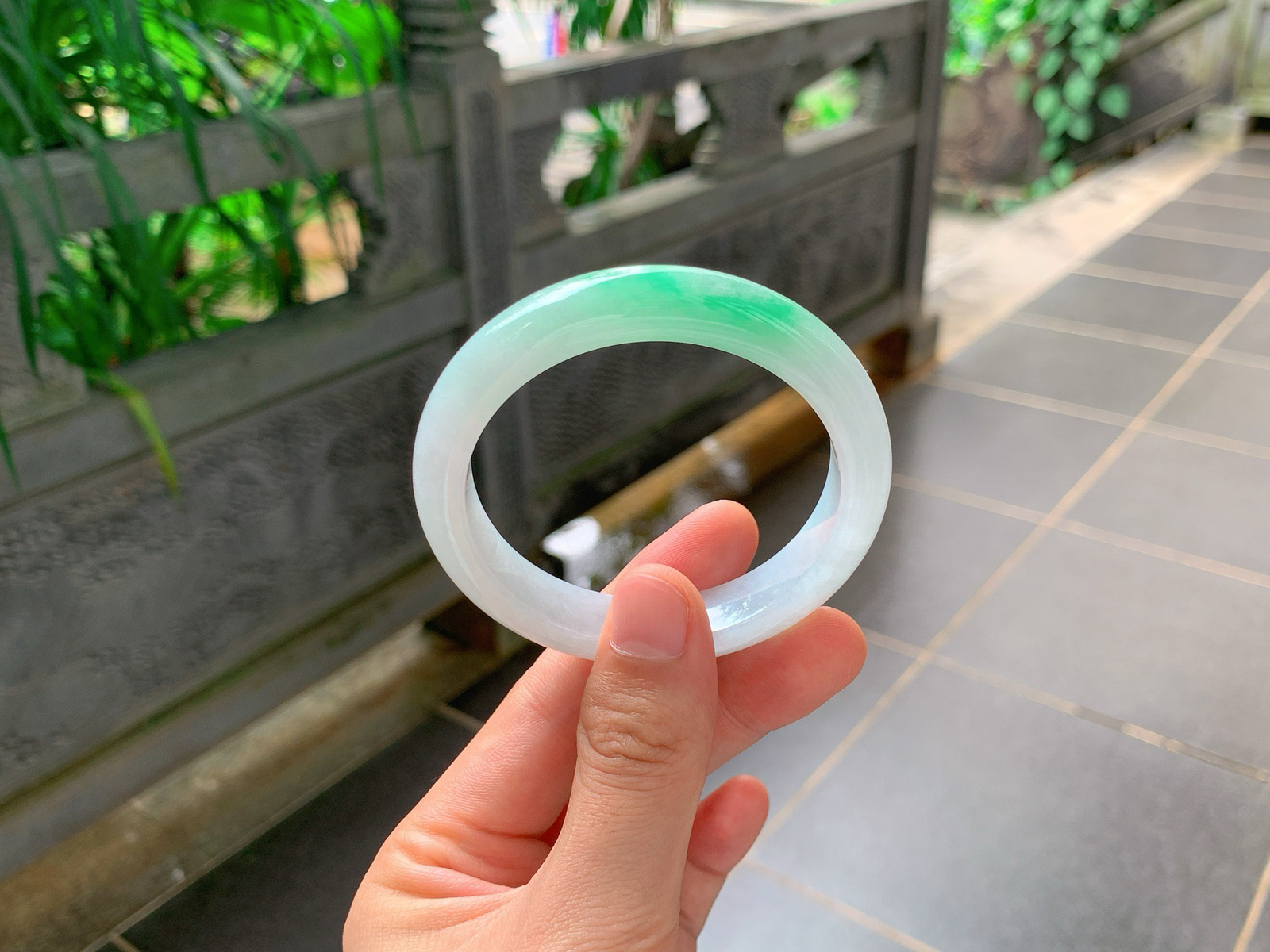 ｜55圈口
白底青平安镯
干净柔和的白底，一抹阳绿清新鲜亮，色泽舒服不艳俗