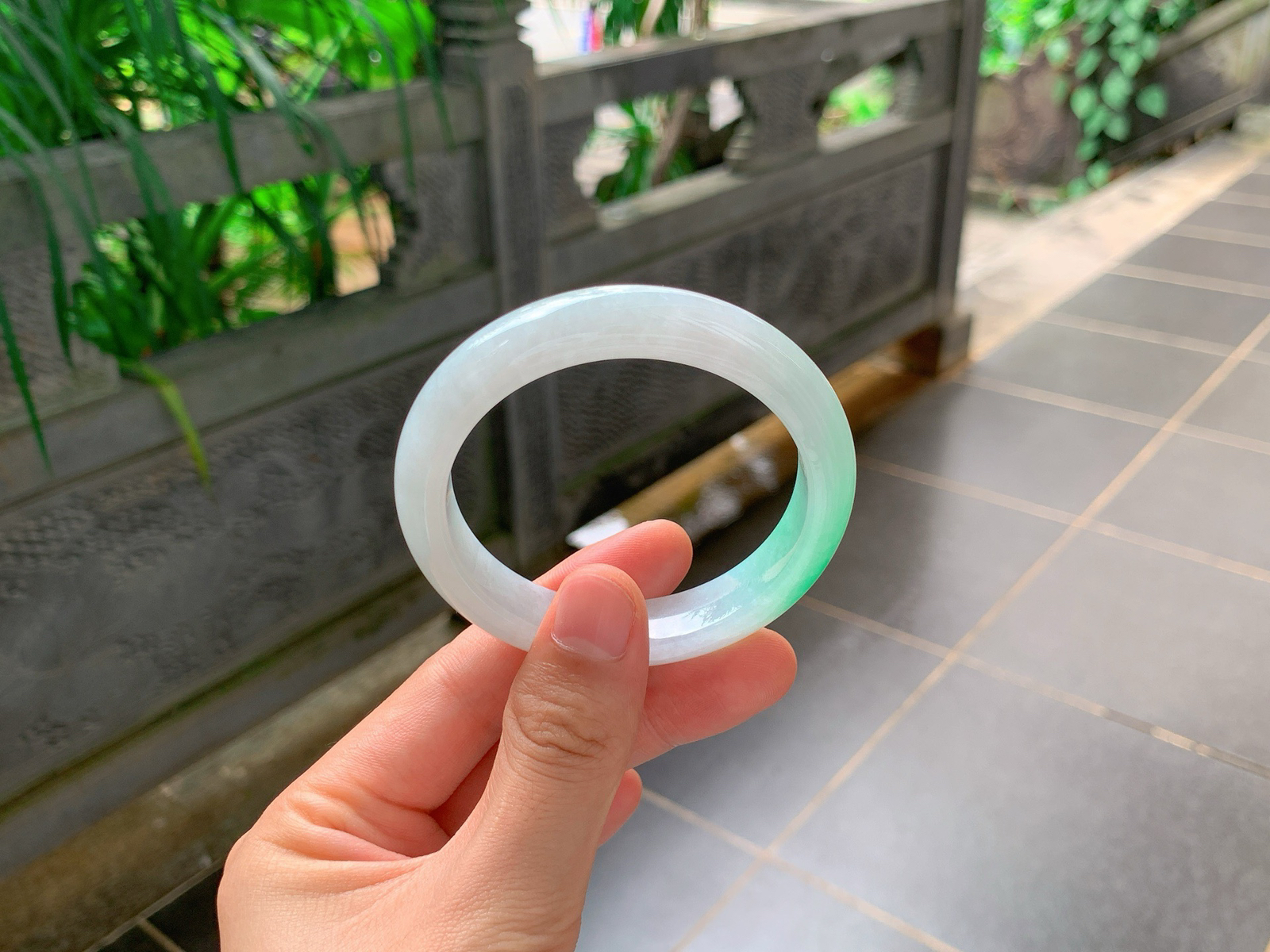 ｜55圈口
白底青平安镯
干净柔和的白底，一抹阳绿清新鲜亮，色泽舒服不艳俗