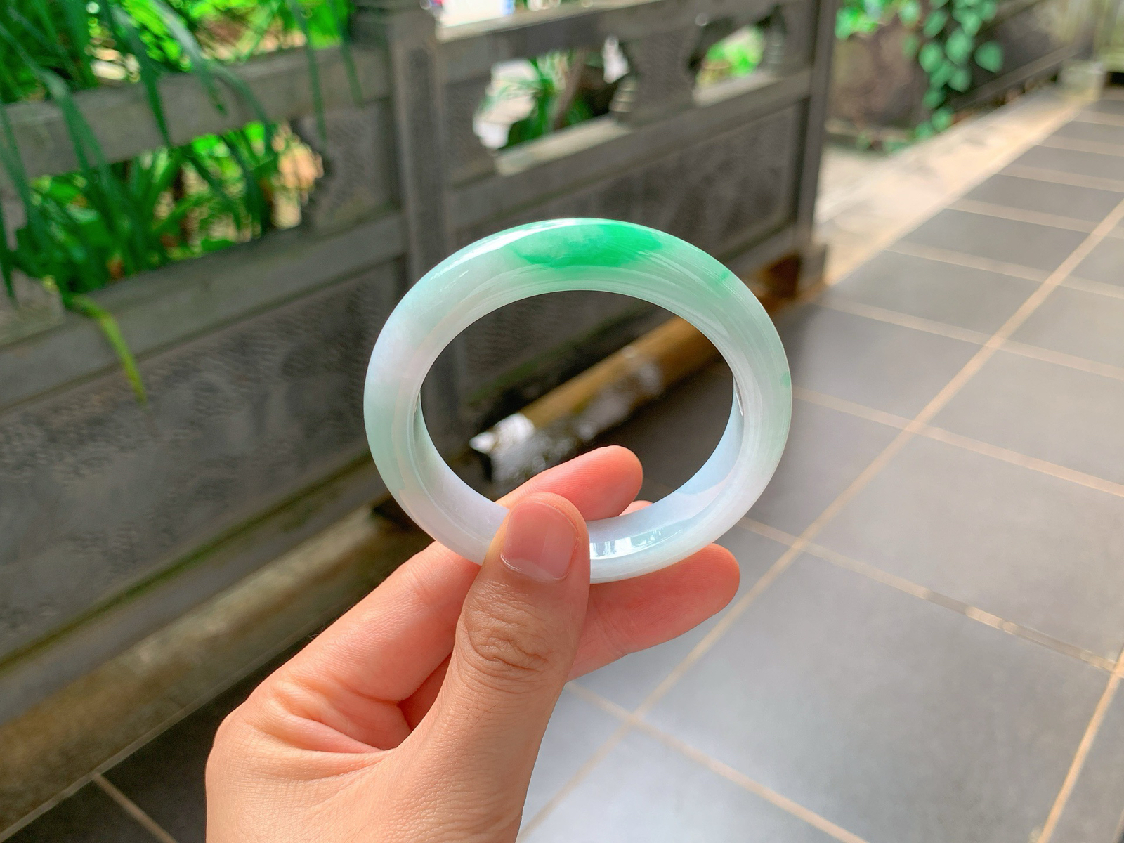 ｜55圈口
白底青平安镯
干净柔和的白底，一抹阳绿清新鲜亮，色泽舒服不艳
