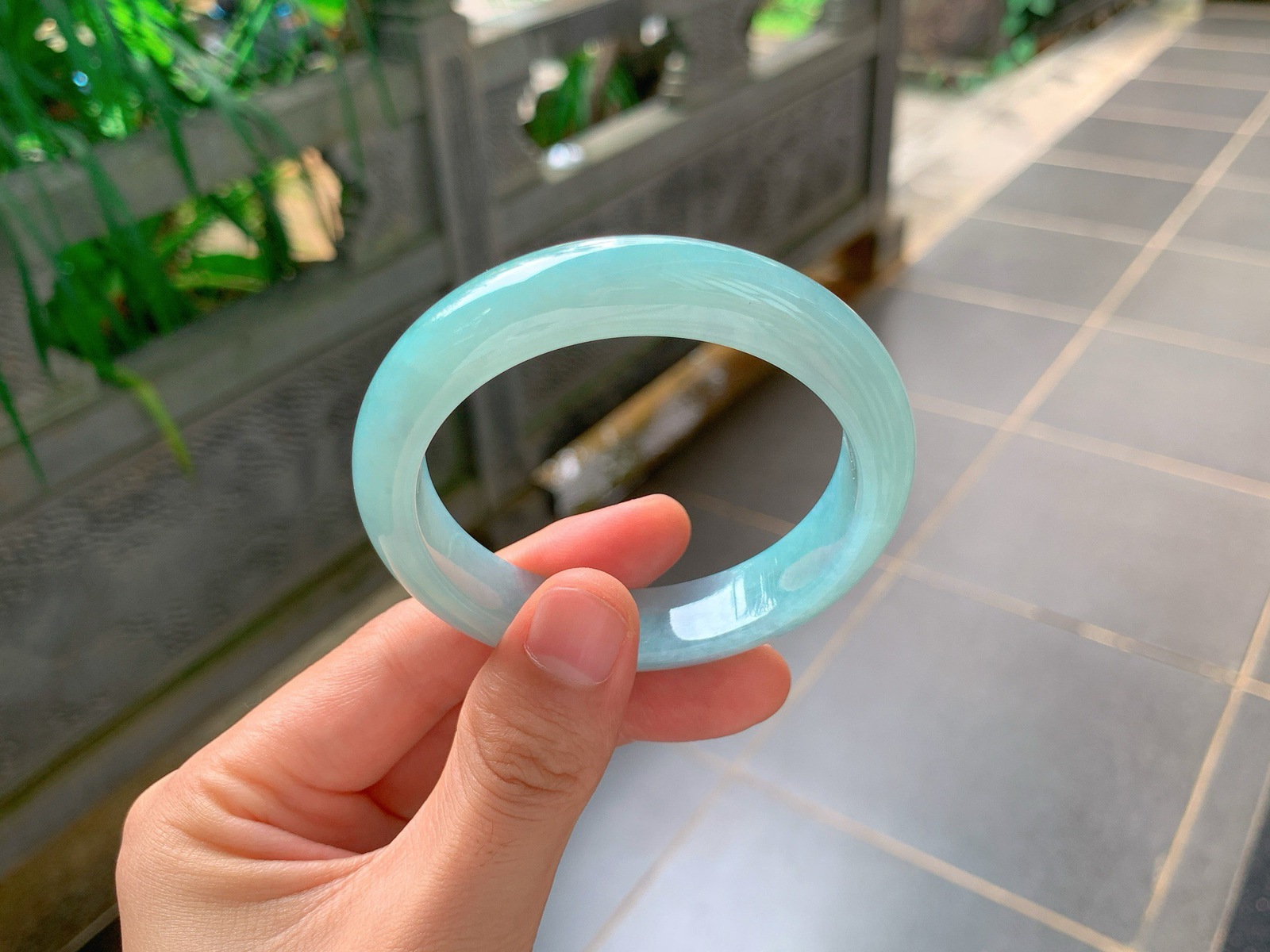 ｜55圈口
蓝紫平安镯
细腻温润的底子，整圈均匀柔和的天空蓝色，色泽清透干净