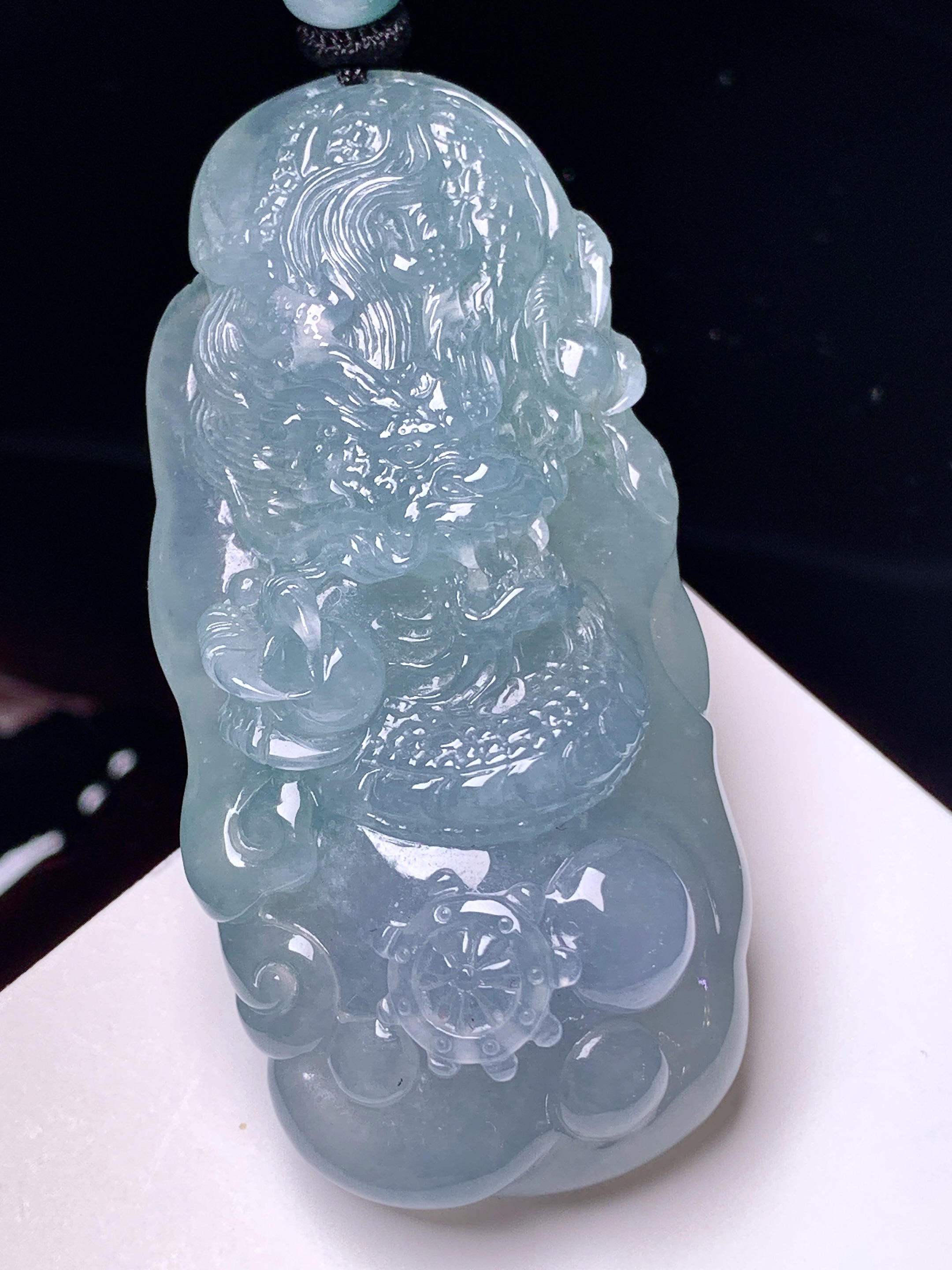淡蓝冰龙吊坠 玉质细腻 色泽艳丽清新 水润亮眼 整体尺寸62.3*30.2*16.5 f1