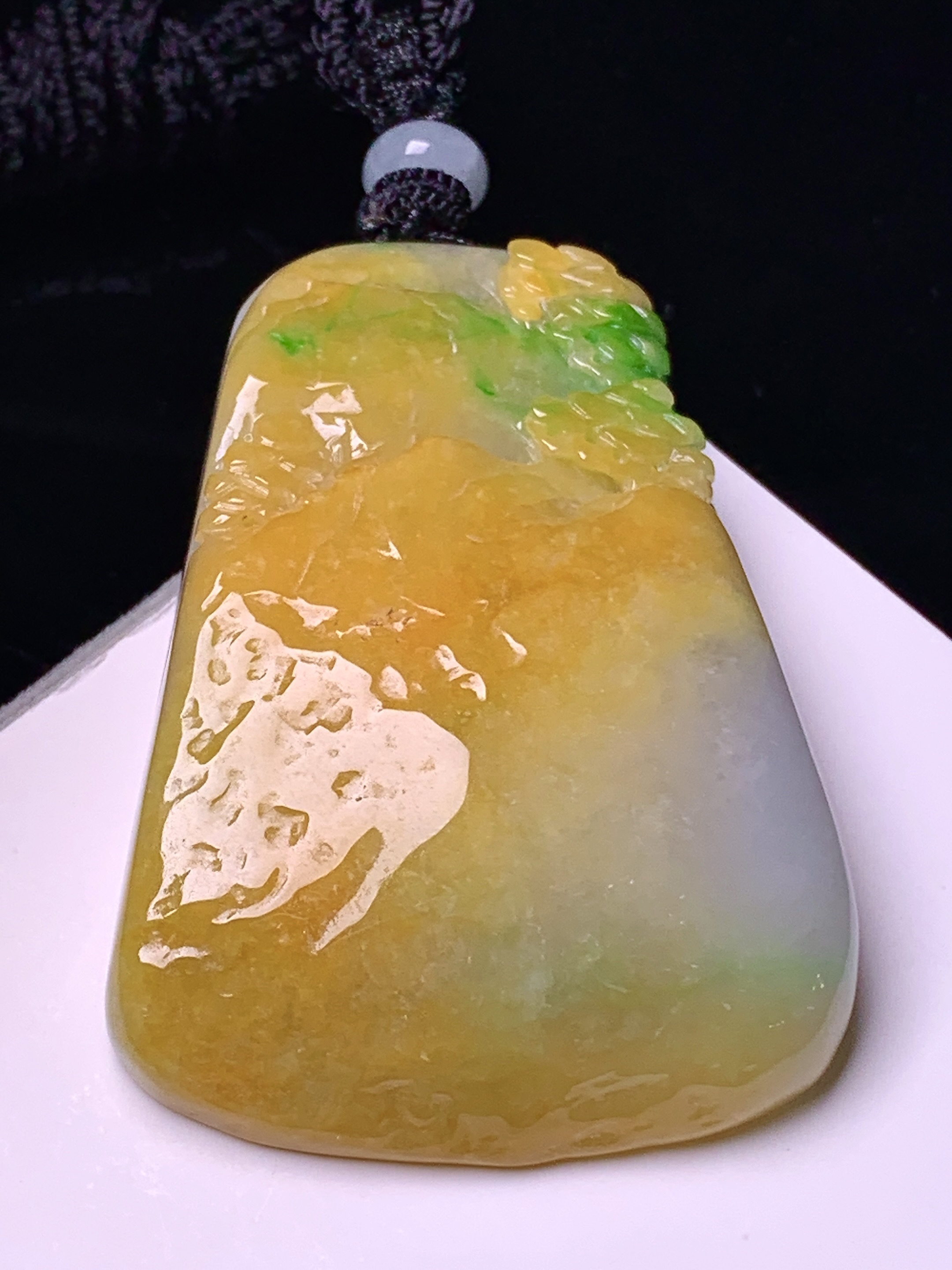 黄翡悟道山水牌子吊坠 玉质细腻 色泽艳丽清新 水润亮眼 整体尺寸51*36.3*11.2 w1