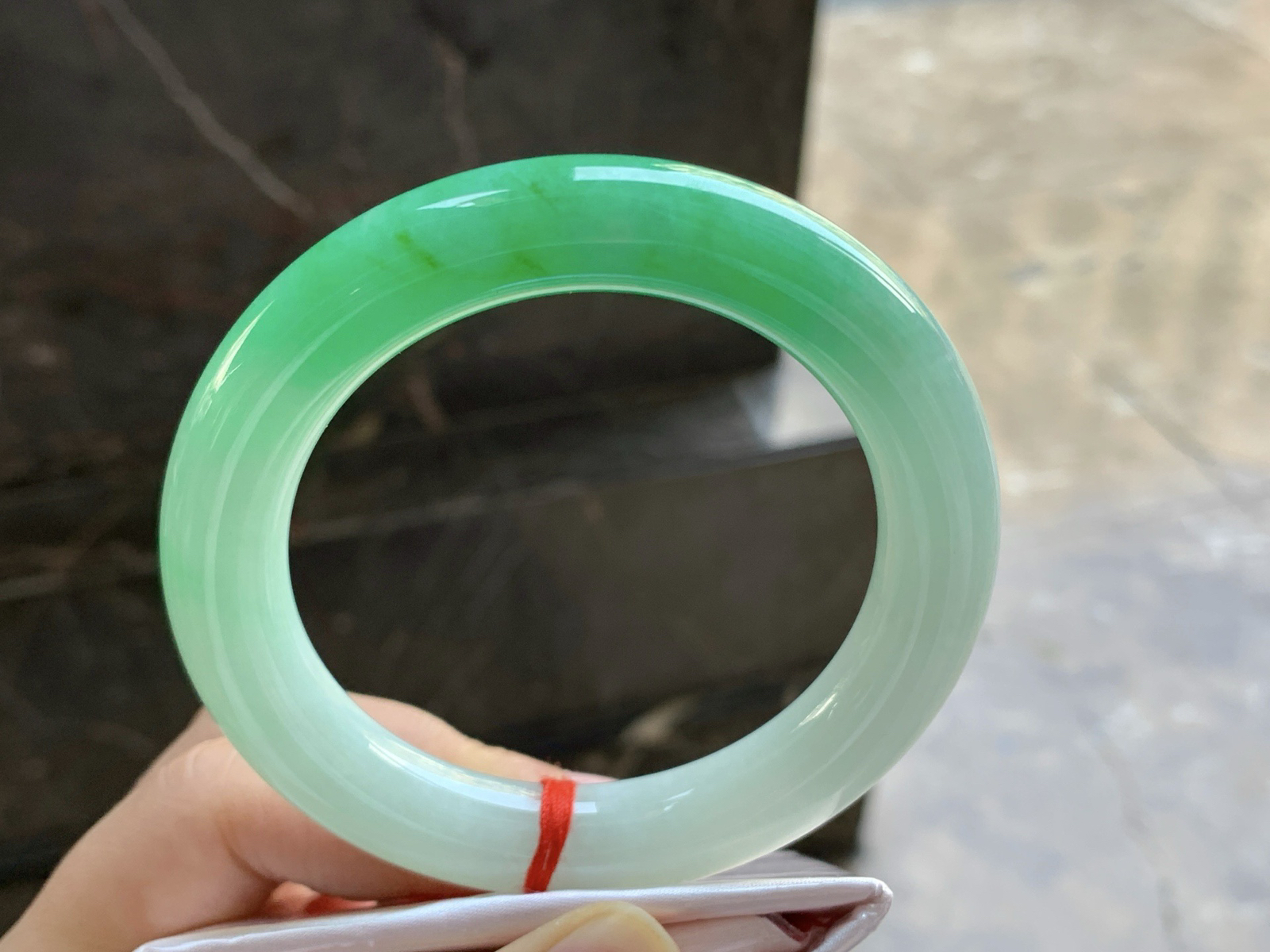 56.7-11.5
阳绿色圆条手镯^_^色阳细腻