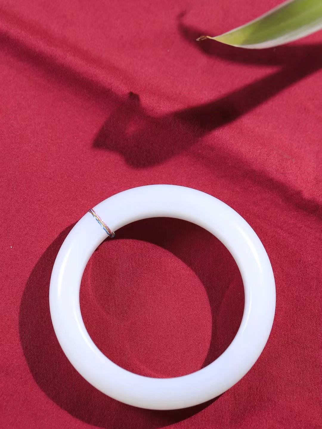 （温柔雅致.手镯）

收藏级臻品️和田玉白玉手镯。镯型饱满，温润细腻，脂润沁香。️执一卷书，沏一盏茶，着一袭裙，戴一只镯。淡淡浅笺，素心若兰，静赏玉中诗画。悠悠岁月，芊手轻摘，盛满诗样芳华。重78.08克   内径55mm尺寸15.3-10mm   FDA-9990521