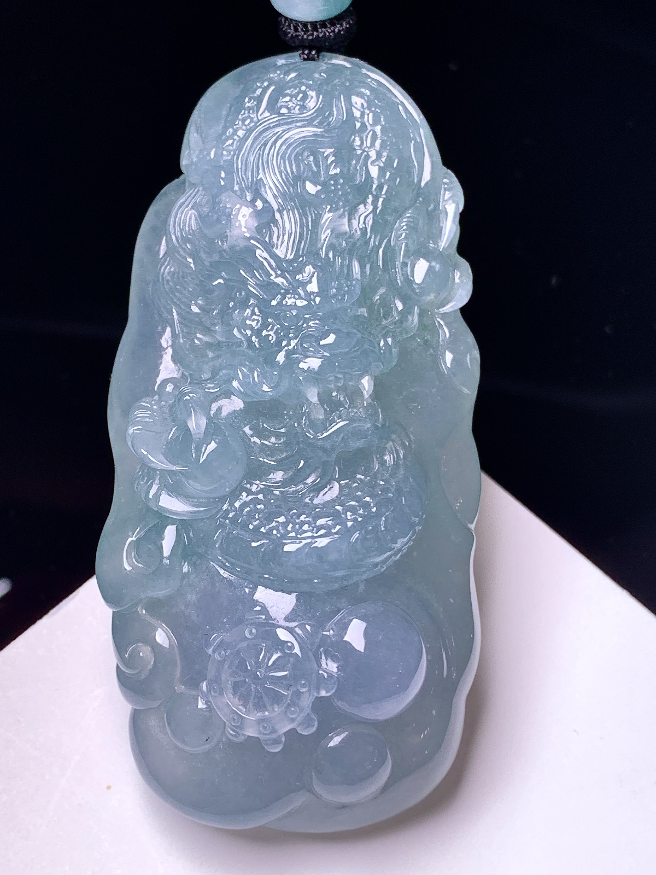 淡蓝冰龙吊坠 玉质细腻 色泽艳丽清新 水润亮眼 整体尺寸62.3*30.2*16.5 f1
