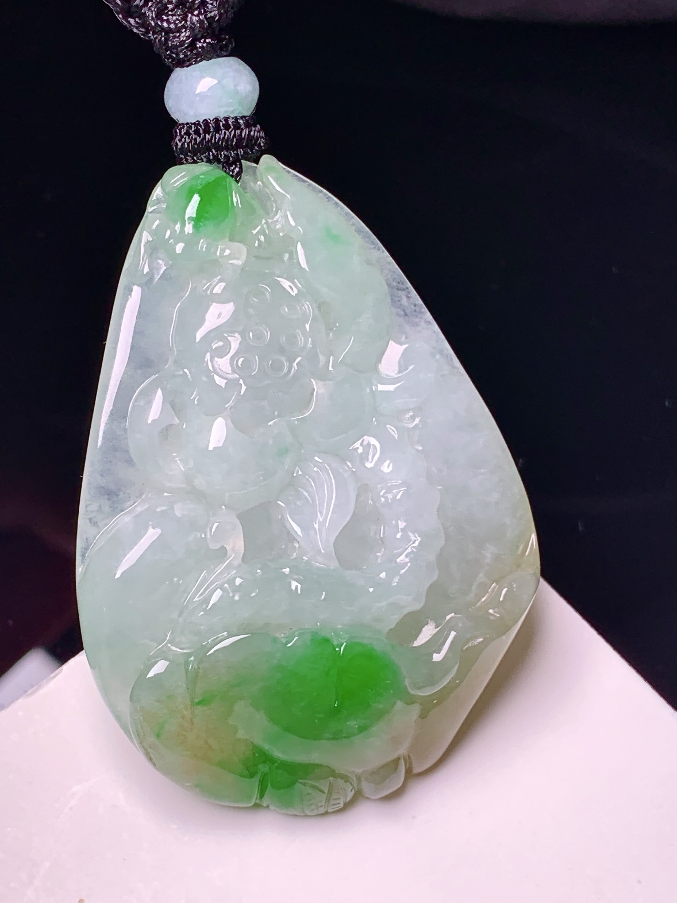 飘黄绿翡荷花牌吊坠 玉质细腻 色泽艳丽清新 水润亮眼 整体尺寸47.2*34*8.6 w1