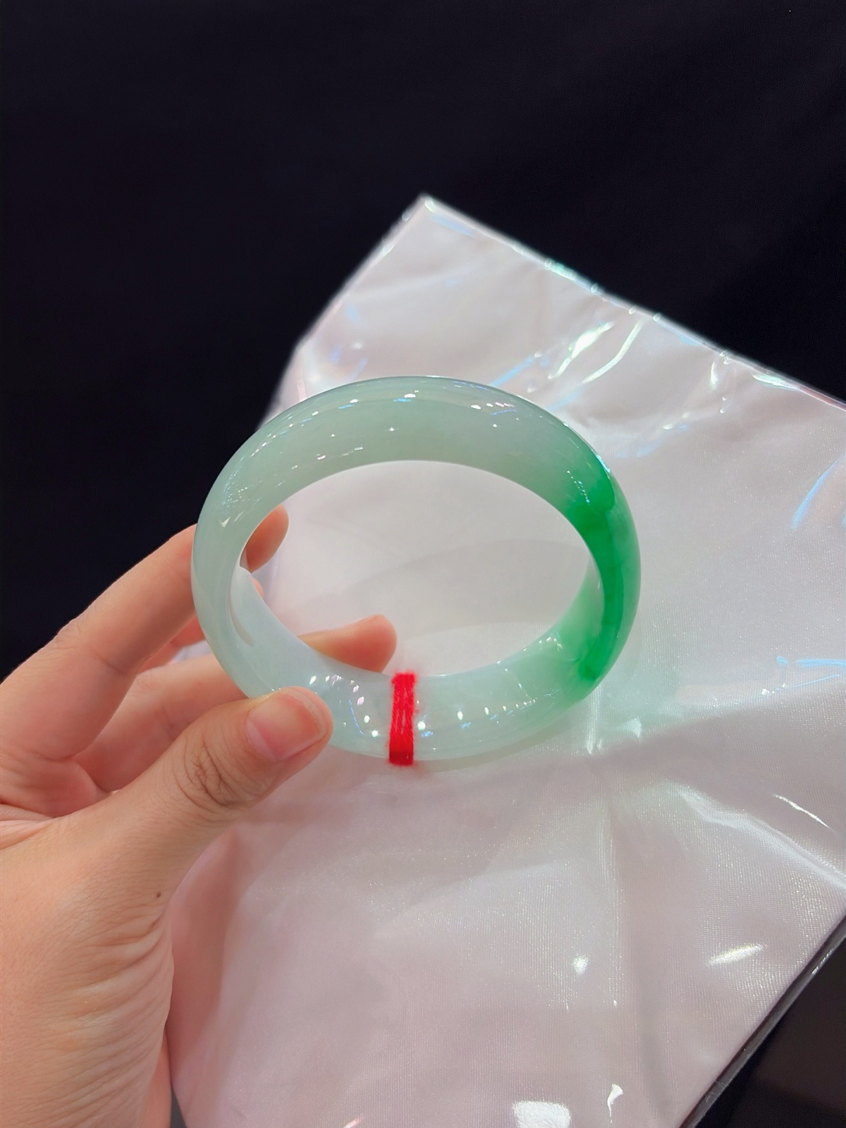 ｜62圈口
【一截辣阳绿 · 压箱底藏品】
“一抹正阳凝于腕间，种水温润厚实，宽版胎型气场全开，难得珍藏好物”
——压箱底狠货，可遇不可求
规格【62/20/8.5】