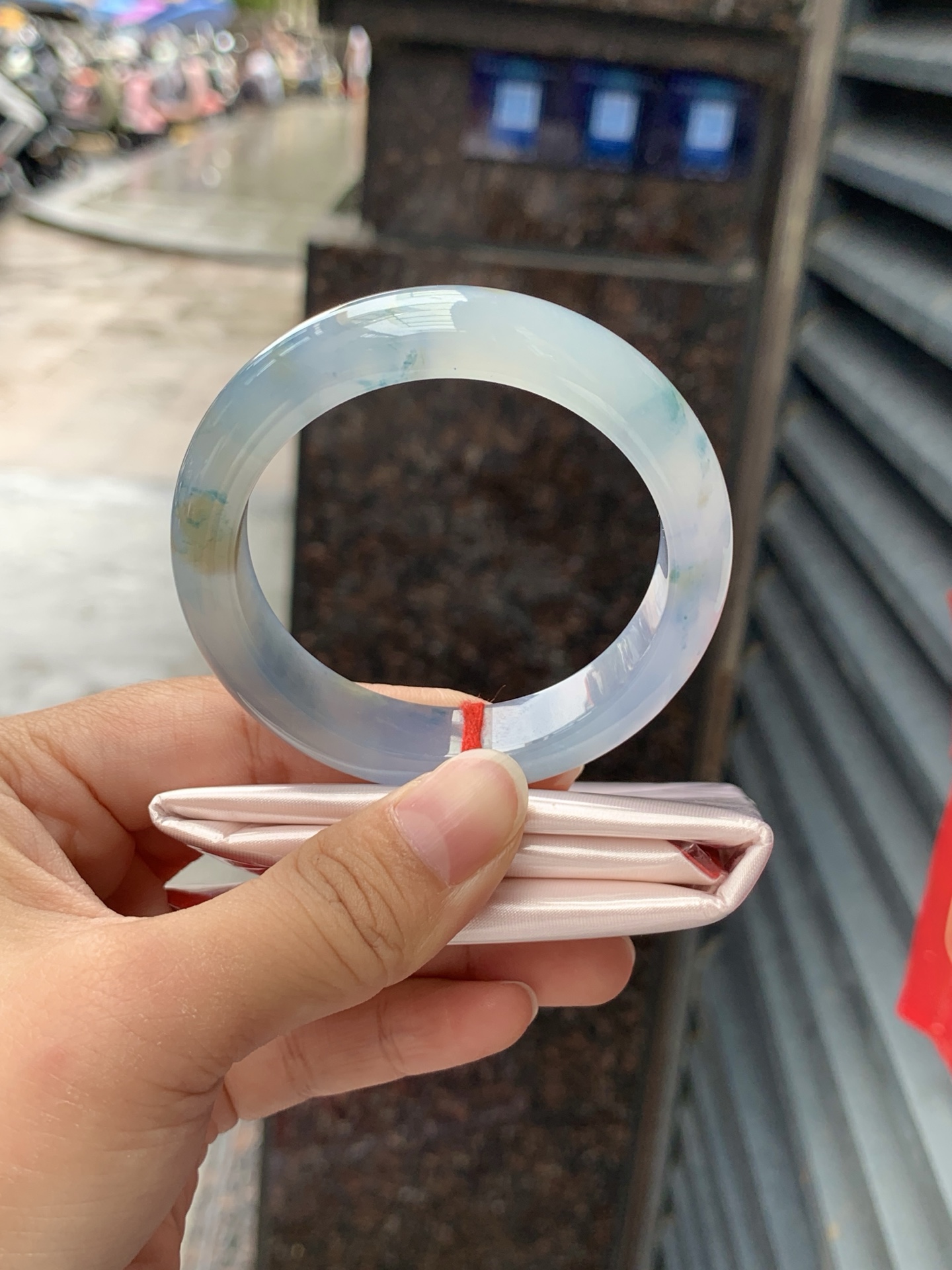 莫奈正圈,打灯纹裂，底妆冰润细腻，浓郁满色紫霞仙子，仿佛莫奈笔下的鸢尾花丛一同盛放，一脚踏入春天的感觉，见光不失色。
