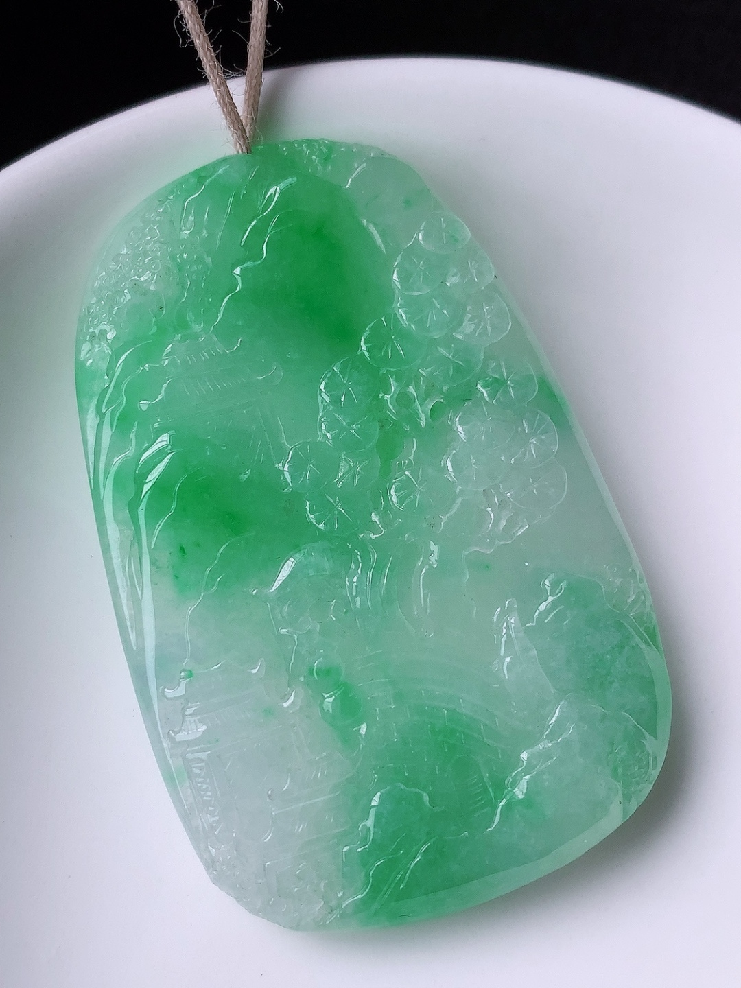 冰飘绿山水牌挂件,色阳色艳,水润佩戴简单大方